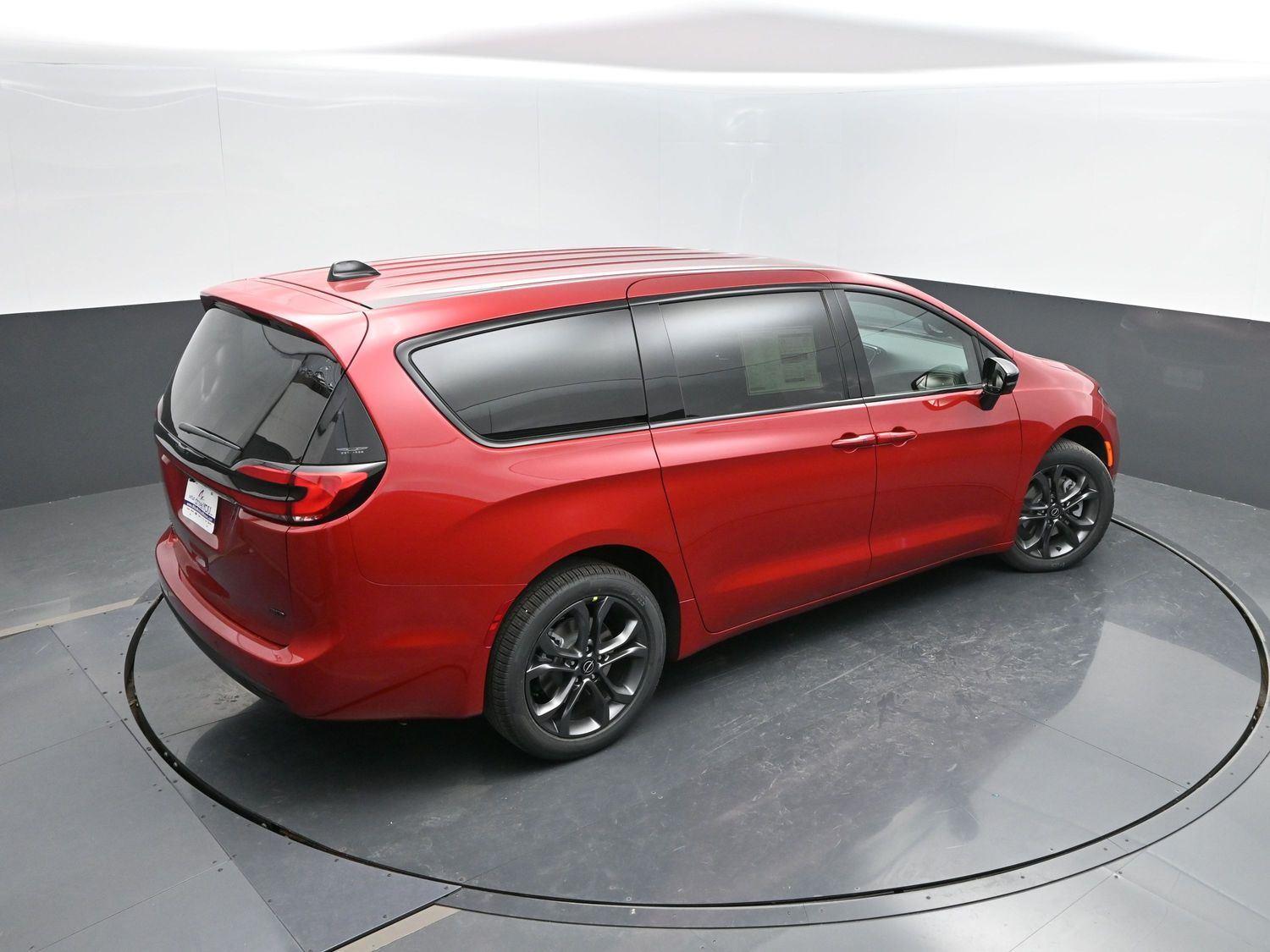 New 2026 Red Hot Pearlcoat Chrysler Select image 37