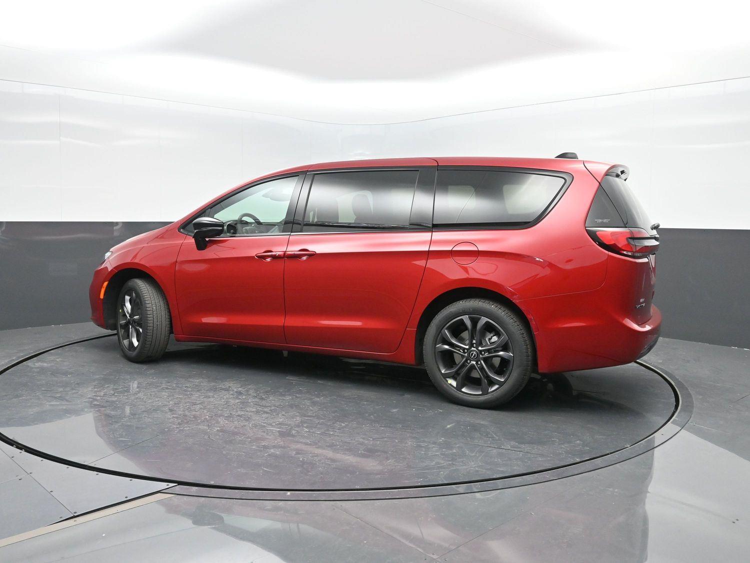 New 2026 Red Hot Pearlcoat Chrysler Select image 39