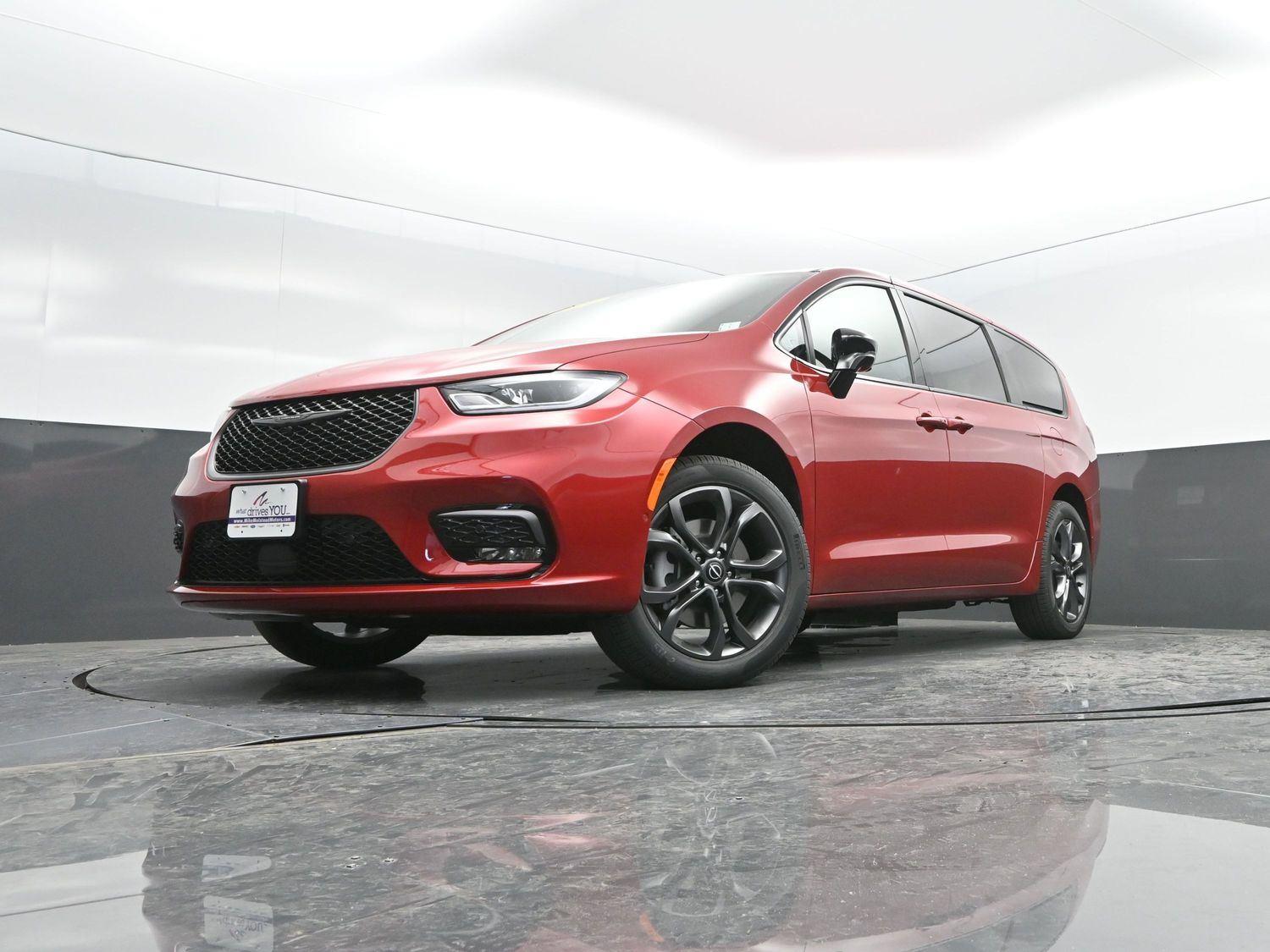 New 2026 Red Hot Pearlcoat Chrysler Select image 43