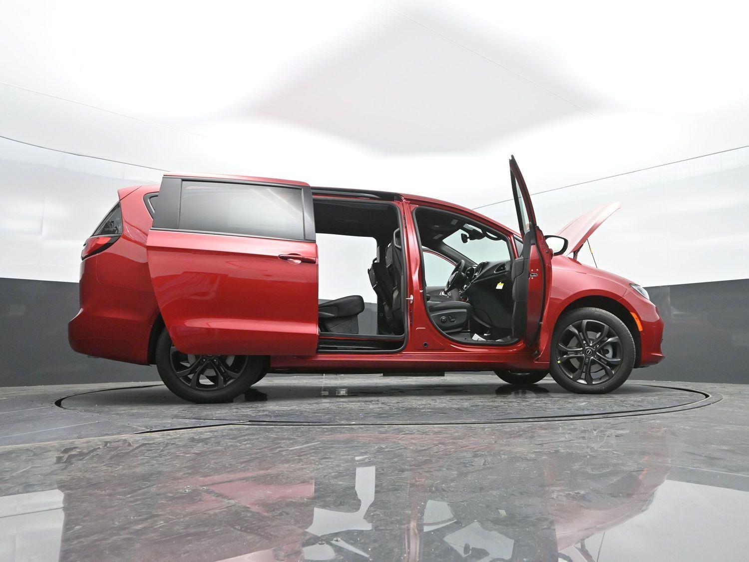 New 2026 Red Hot Pearlcoat Chrysler Select image 50