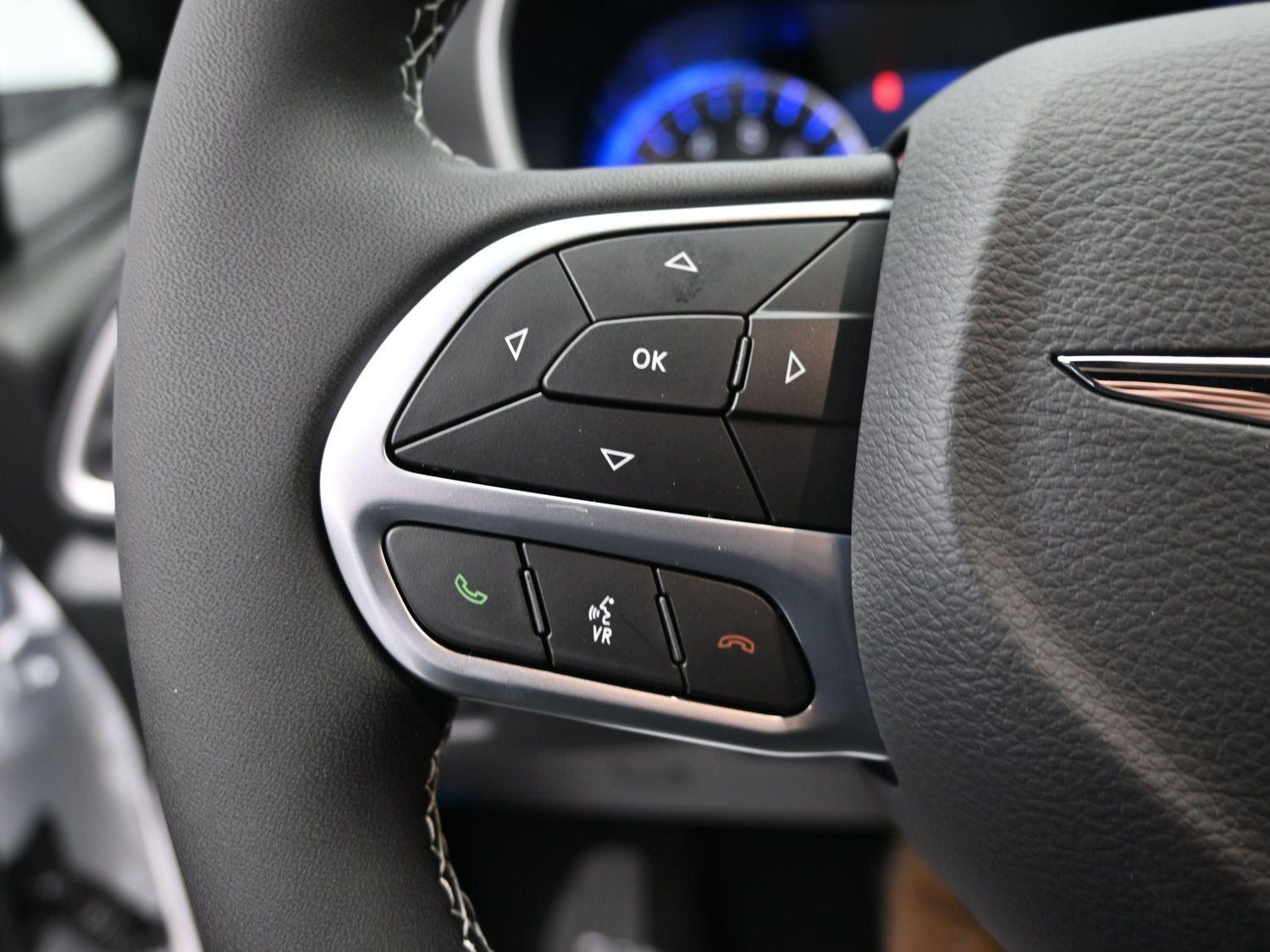 New 2026 Bright White Clearcoat Chrysler Select image 24