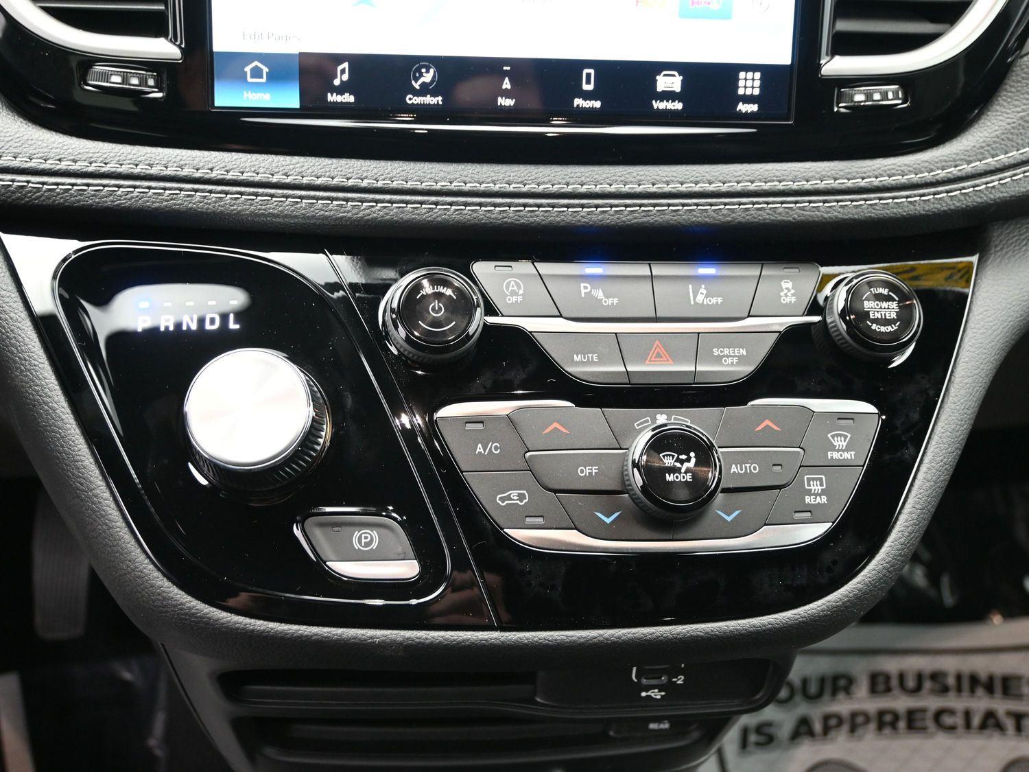 New 2026 Bright White Clearcoat Chrysler Select image 29