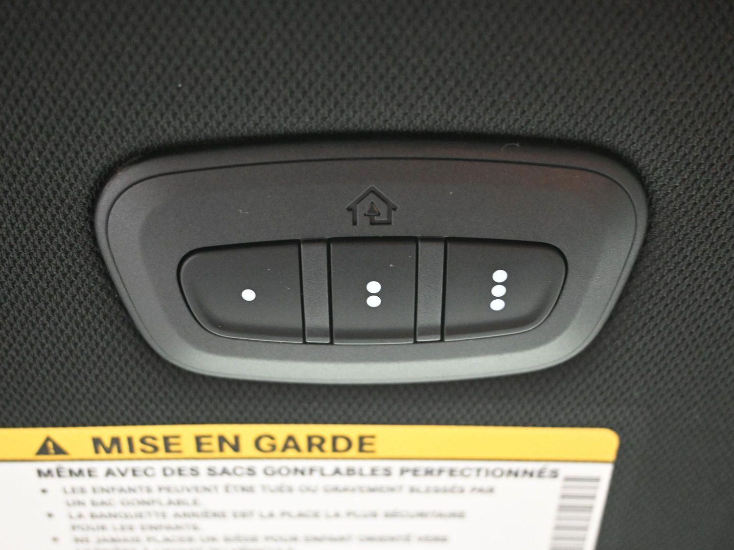 New 2026 Bright White Clearcoat Chrysler Select image 32