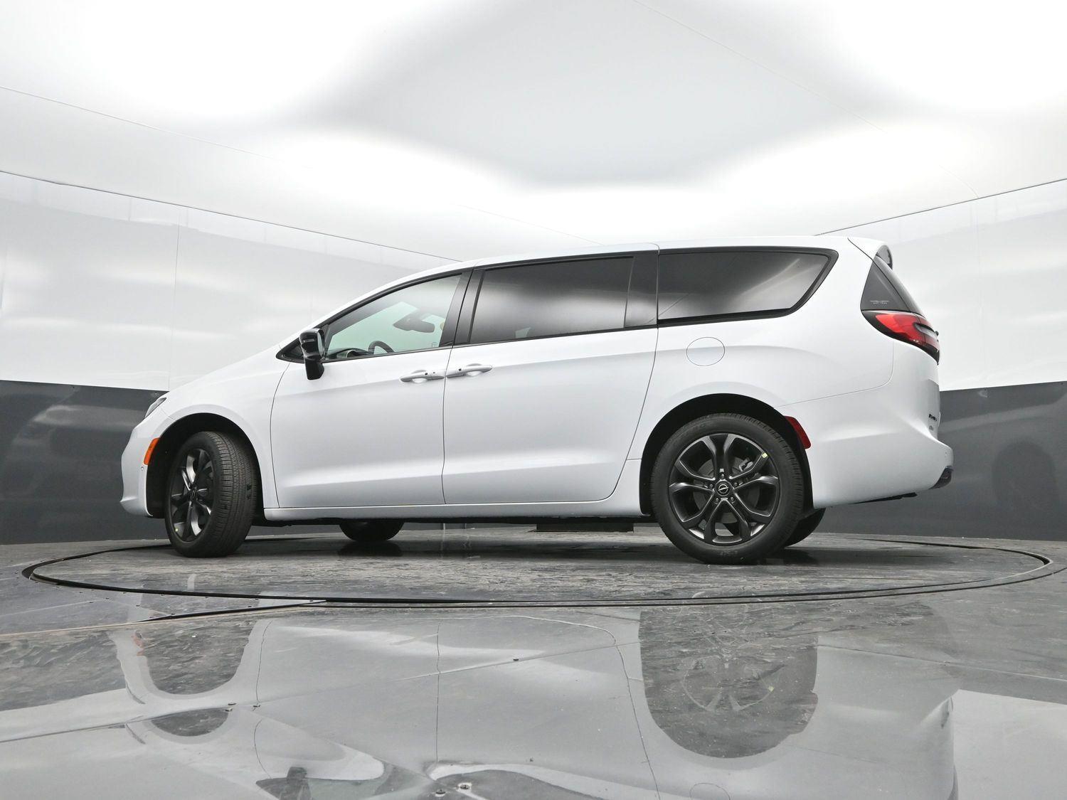 New 2026 Bright White Clearcoat Chrysler Select image 34