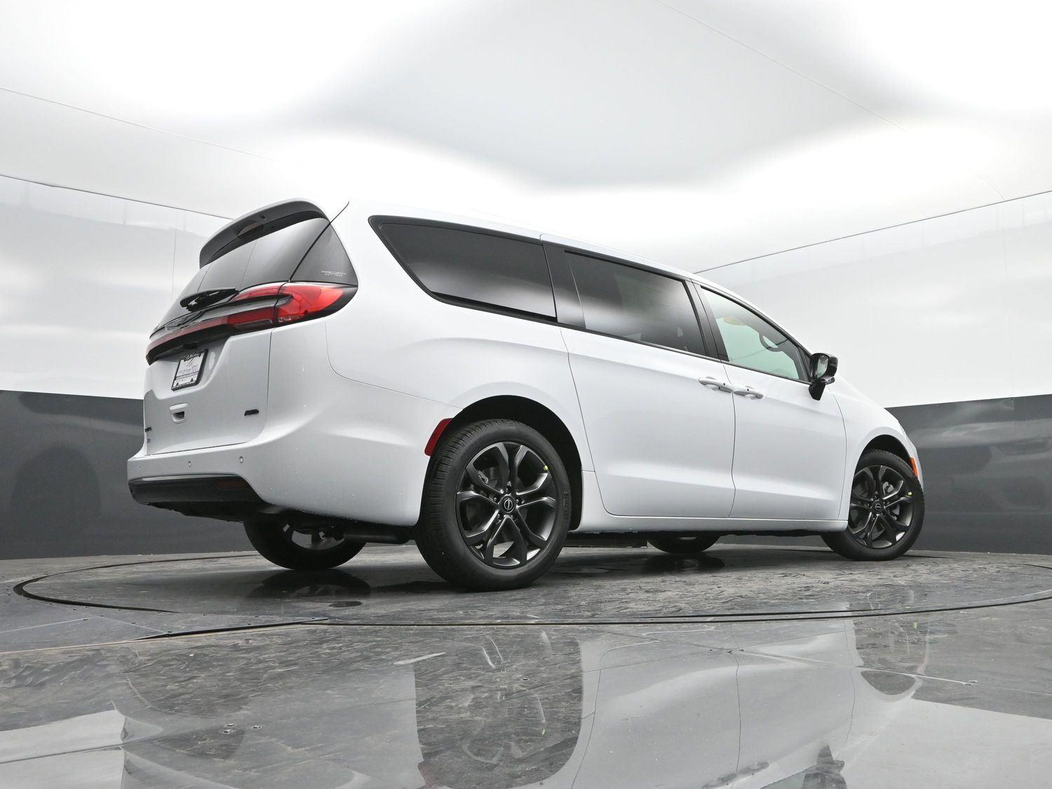 New 2026 Bright White Clearcoat Chrysler Select image 35