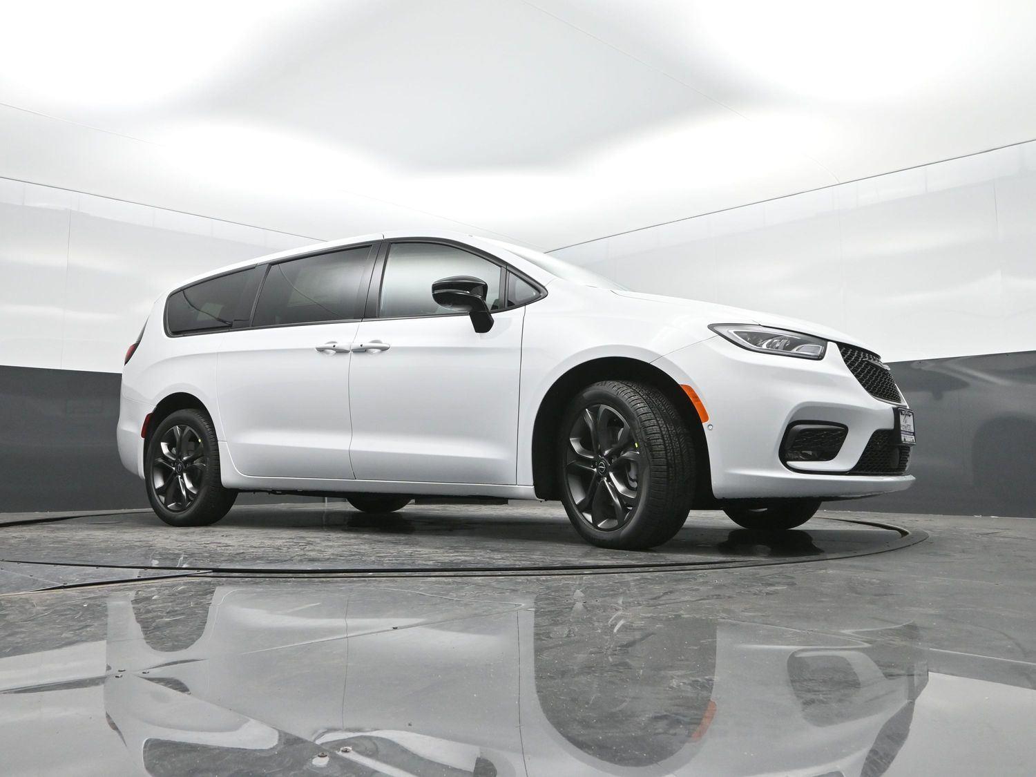 New 2026 Bright White Clearcoat Chrysler Select image 36