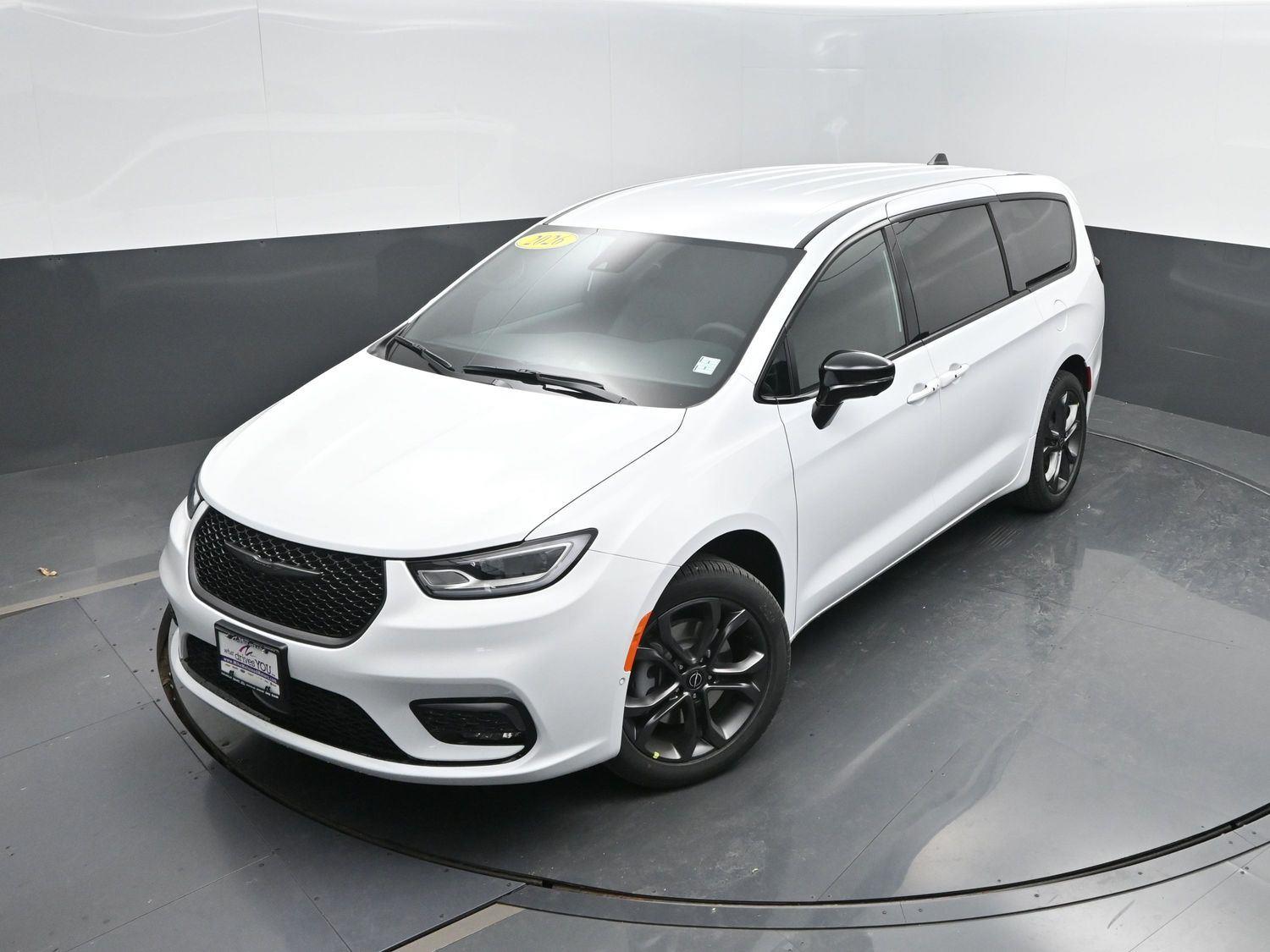 New 2026 Bright White Clearcoat Chrysler Select image 37