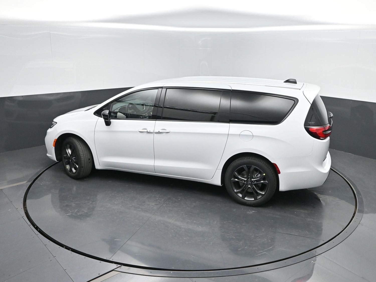 New 2026 Bright White Clearcoat Chrysler Select image 38