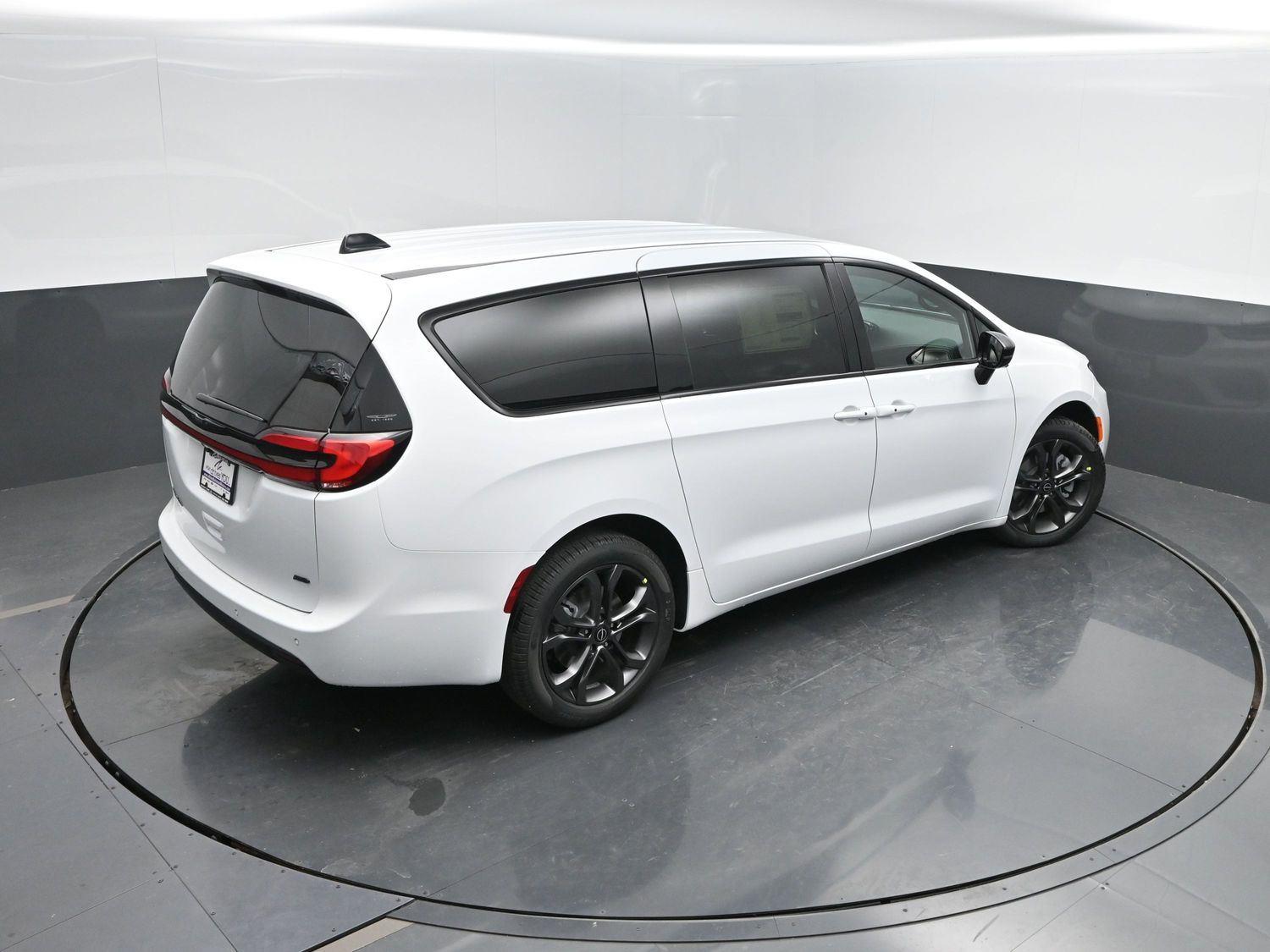 New 2026 Bright White Clearcoat Chrysler Select image 39