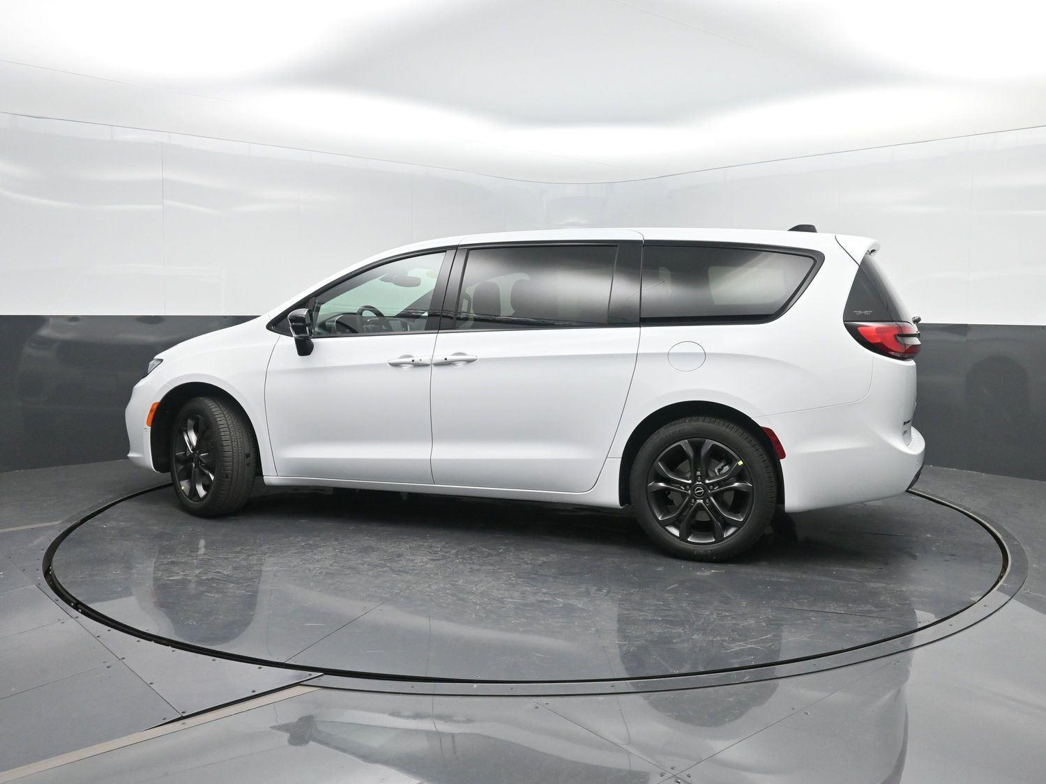 New 2026 Bright White Clearcoat Chrysler Select image 41