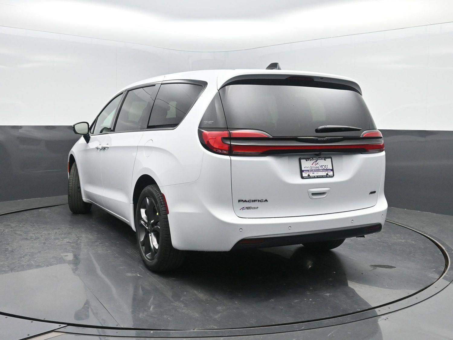 New 2026 Bright White Clearcoat Chrysler Select image 44