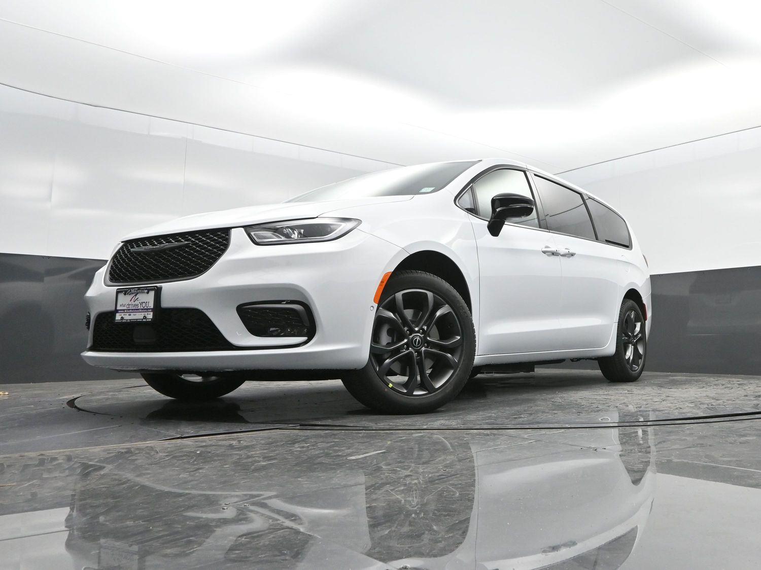 New 2026 Bright White Clearcoat Chrysler Select image 45