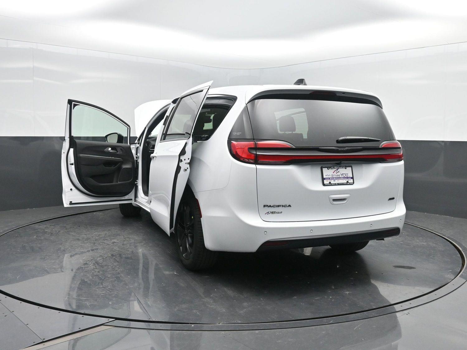 New 2026 Bright White Clearcoat Chrysler Select image 47