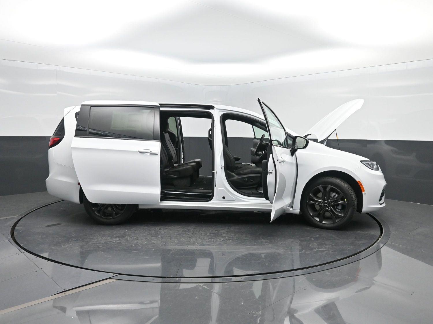 New 2026 Bright White Clearcoat Chrysler Select image 48