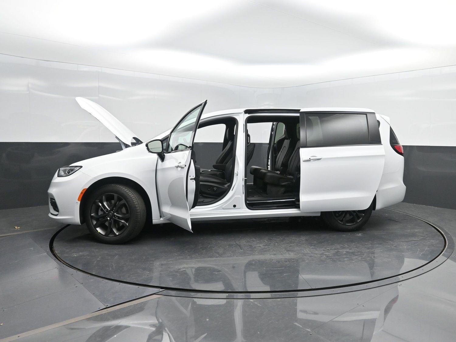 New 2026 Bright White Clearcoat Chrysler Select image 49