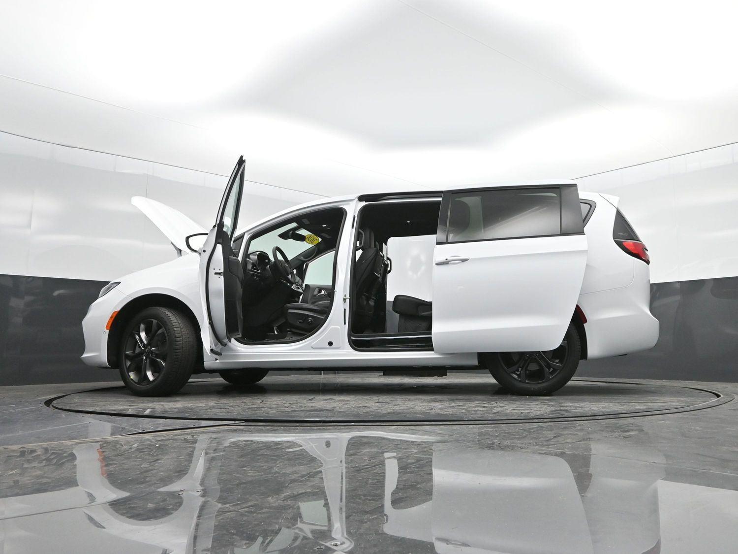 New 2026 Bright White Clearcoat Chrysler Select image 51