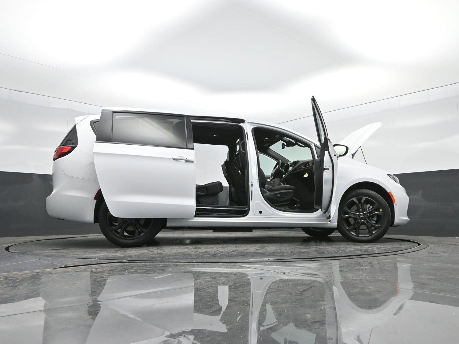 New 2026 Bright White Clearcoat Chrysler Select image 52