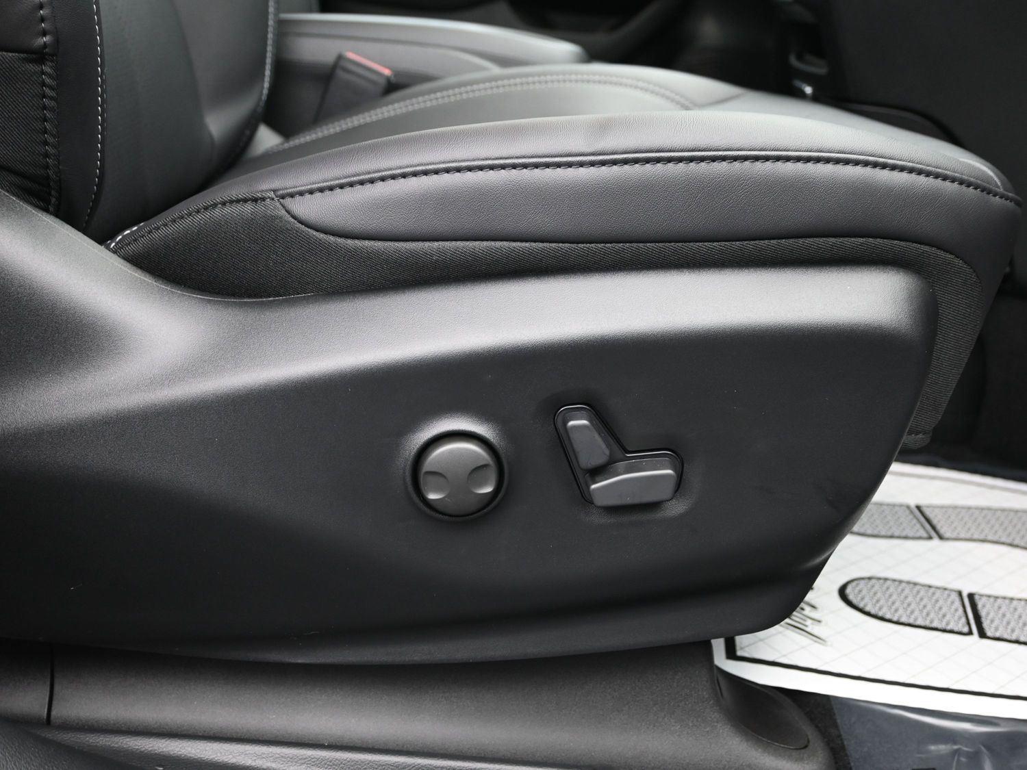 New 2026 Bright White Clearcoat Chrysler Select image 8