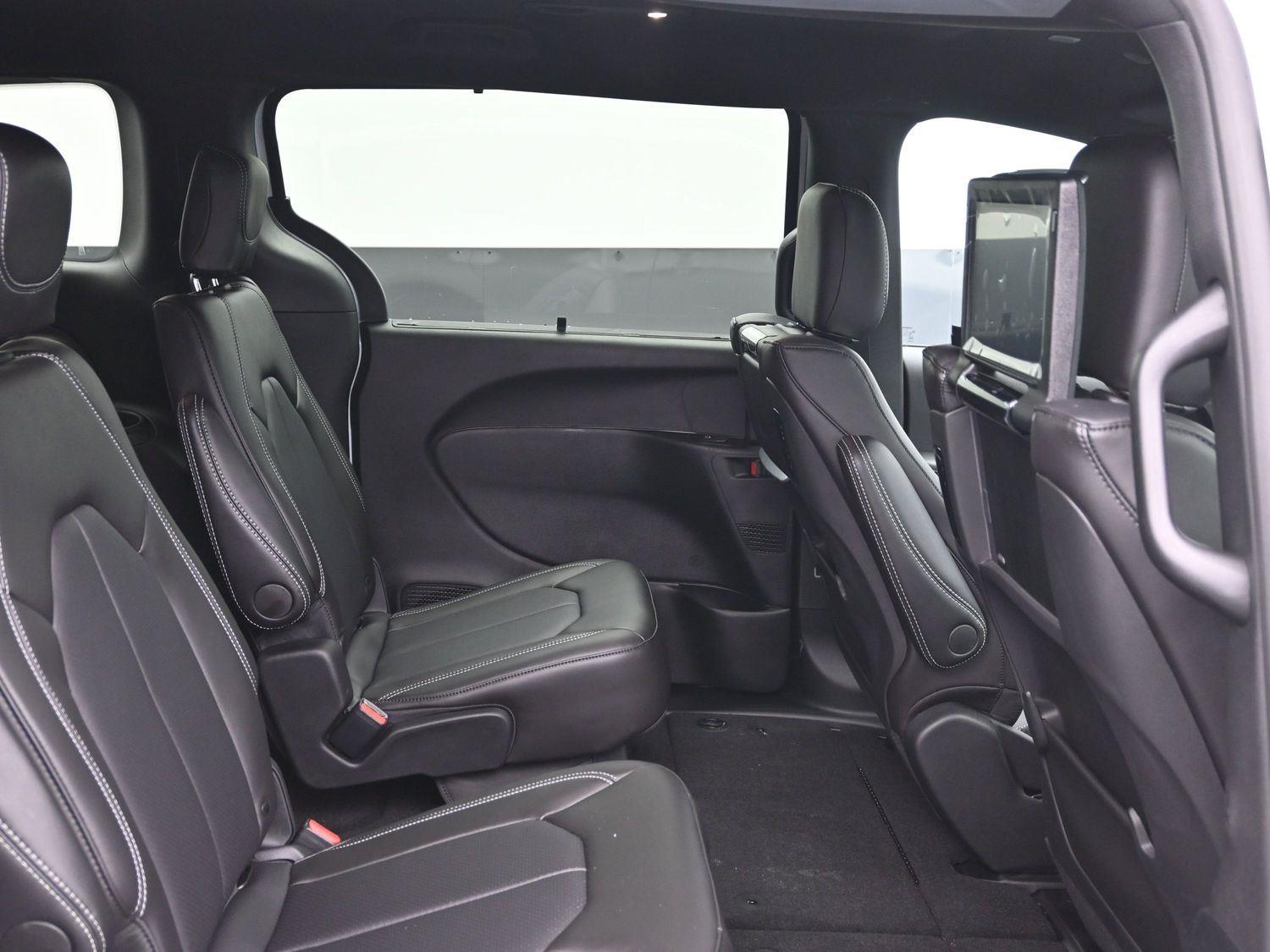 New 2026 Bright White Clearcoat Chrysler Select image 11