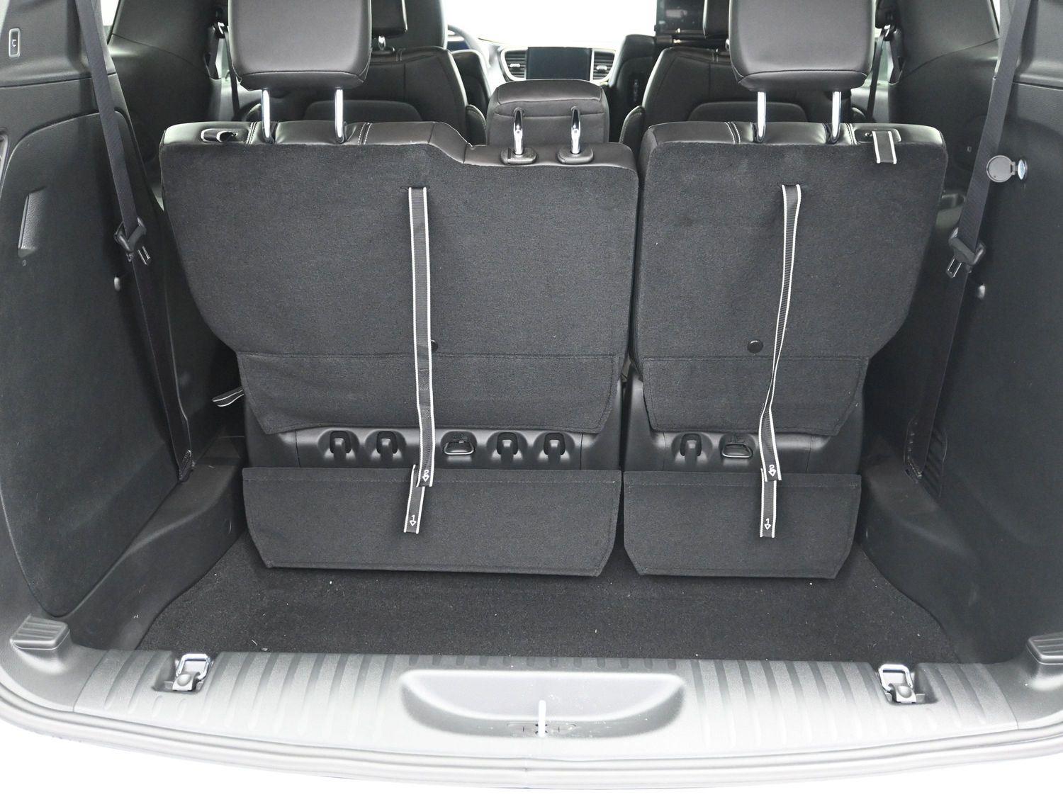 New 2026 Bright White Clearcoat Chrysler Select image 17