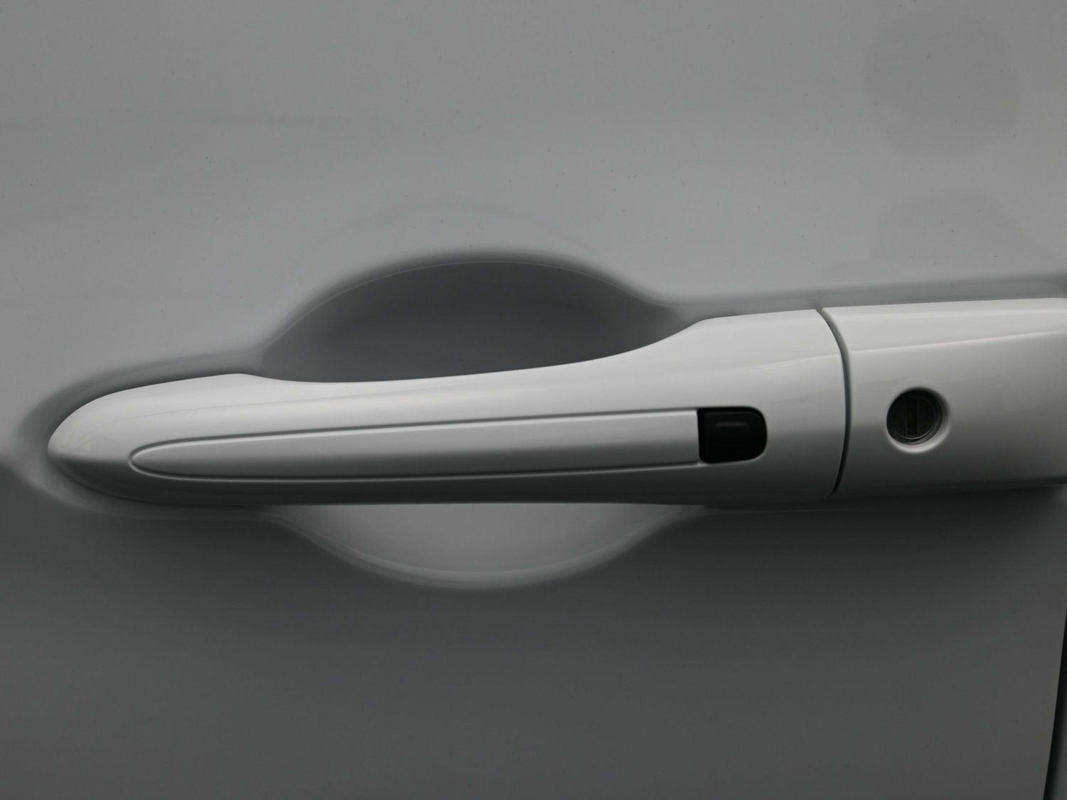 New 2026 Bright White Clearcoat Chrysler Select image 18