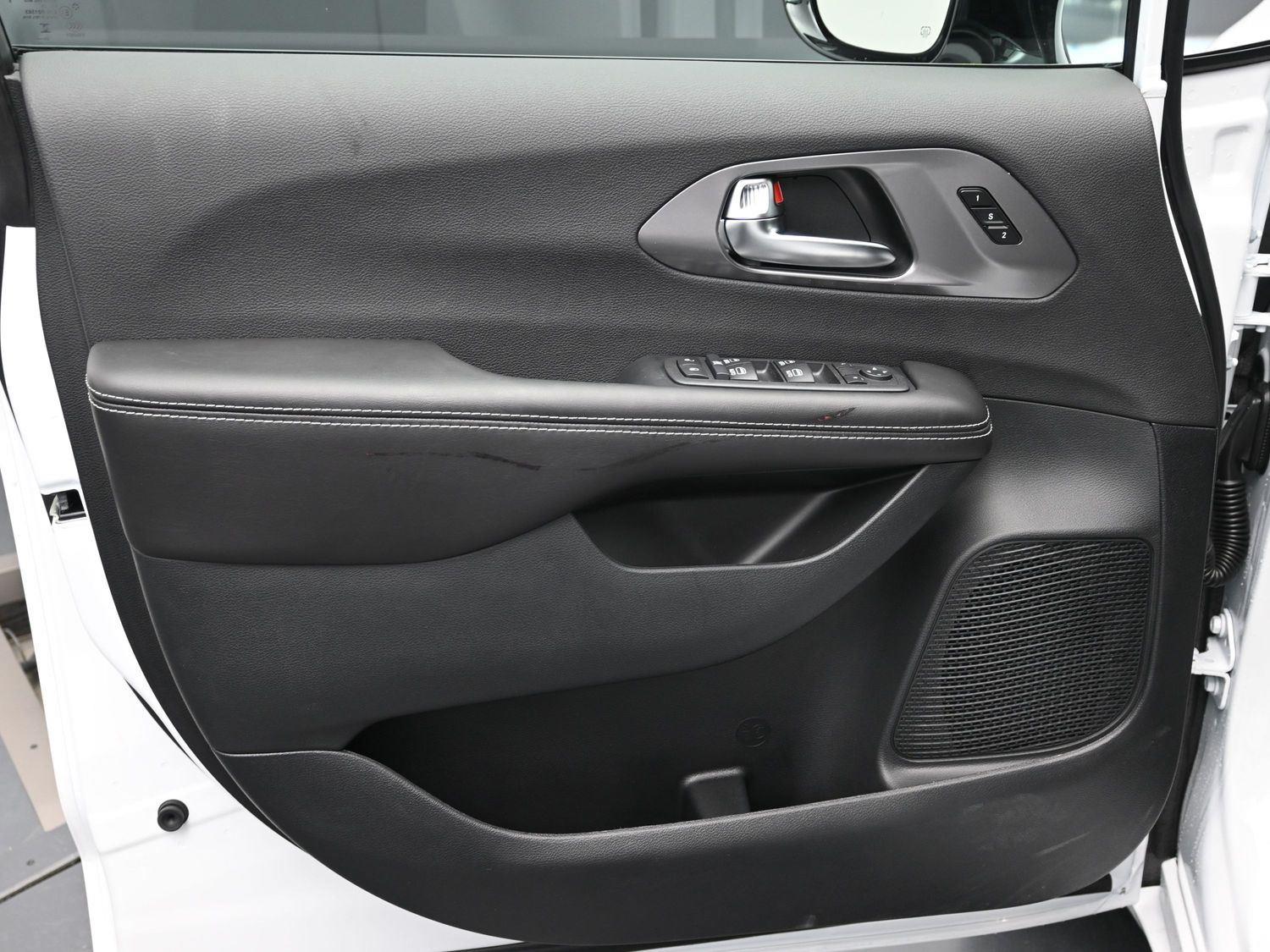 New 2026 Bright White Clearcoat Chrysler Select image 19