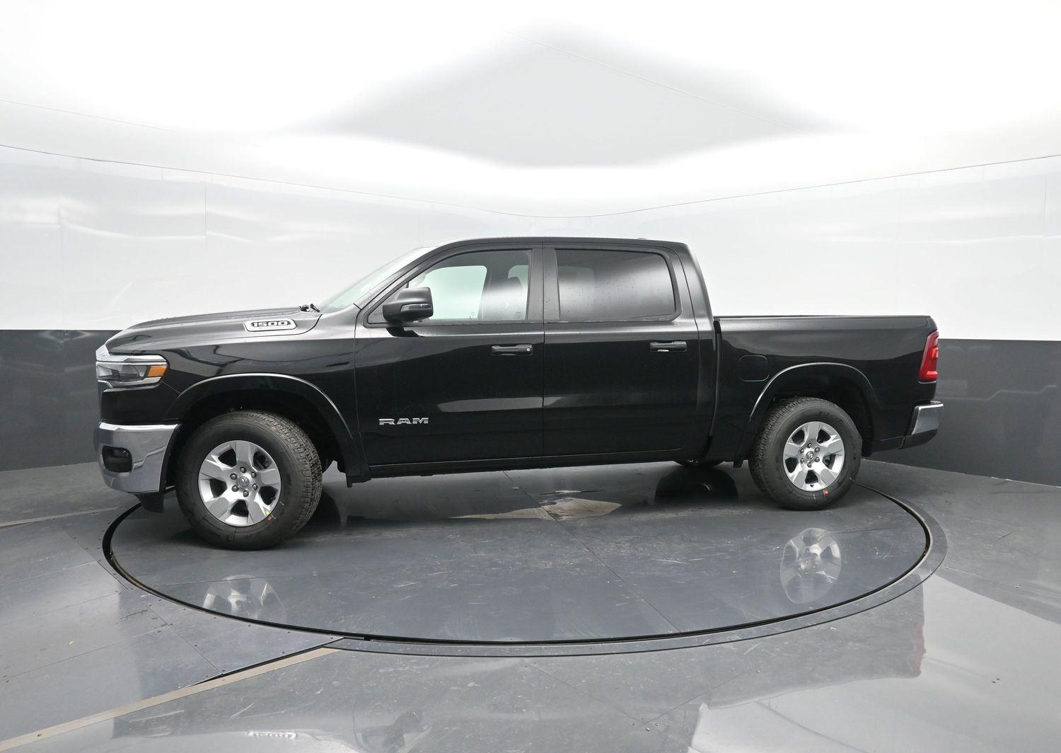Diamond Black Crystal Pearlcoat 2026 RAM 1500 Pickup Truck Four-Wheel Drive 8-Speed Automatic