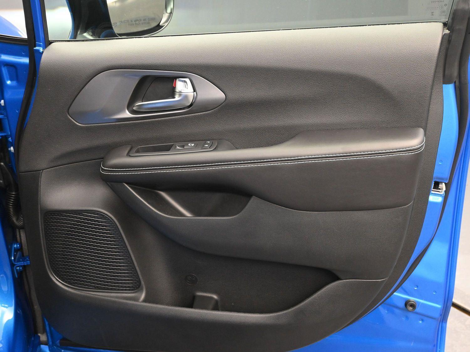 New 2026 Hydro Blue Pearlcoat Chrysler Select image 8