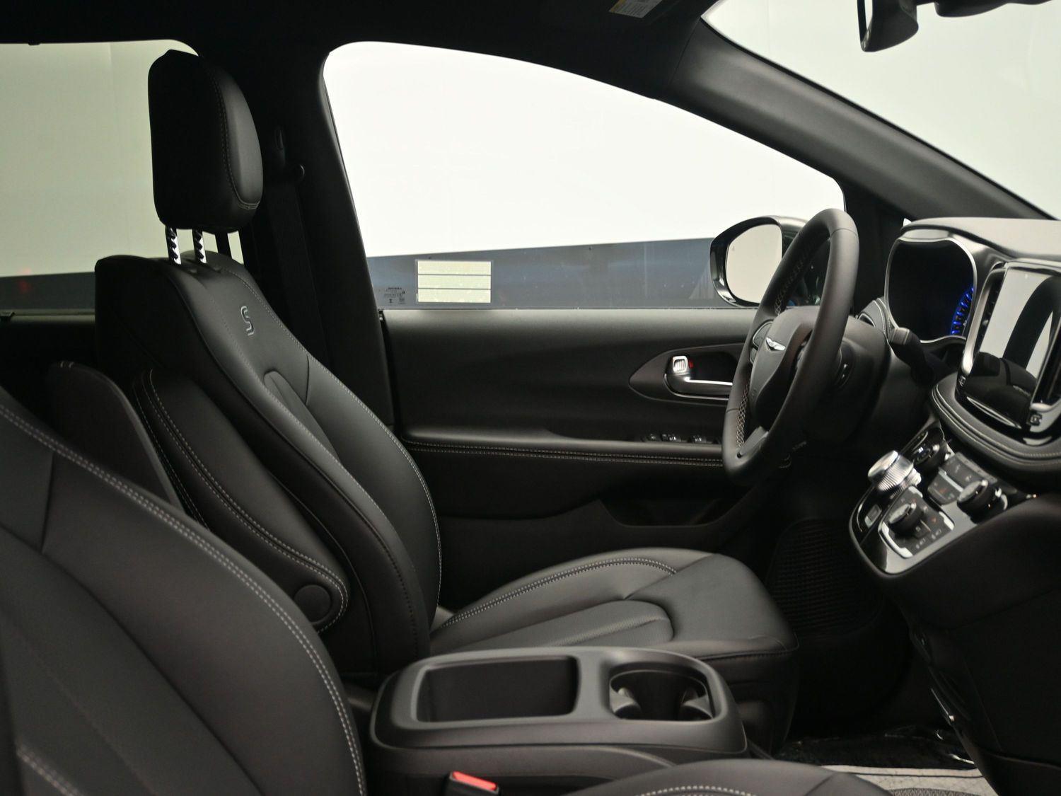 New 2026 Hydro Blue Pearlcoat Chrysler Select image 9