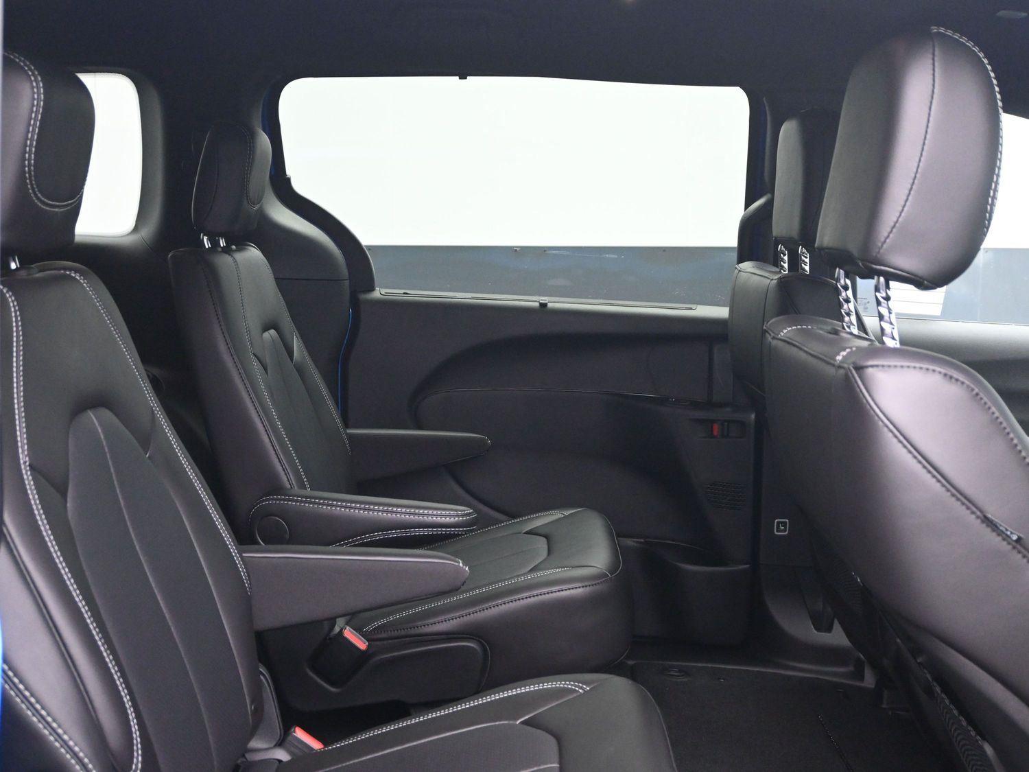 New 2026 Hydro Blue Pearlcoat Chrysler Select image 11