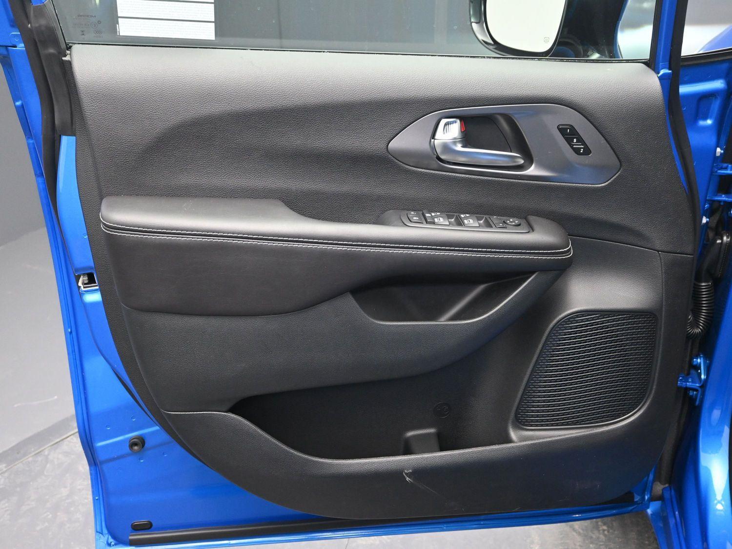 New 2026 Hydro Blue Pearlcoat Chrysler Select image 17