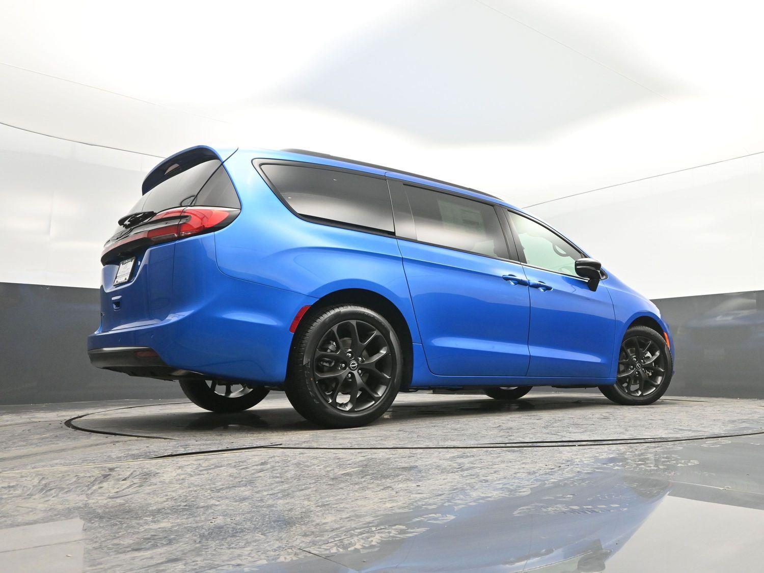 New 2026 Hydro Blue Pearlcoat Chrysler Select image 32