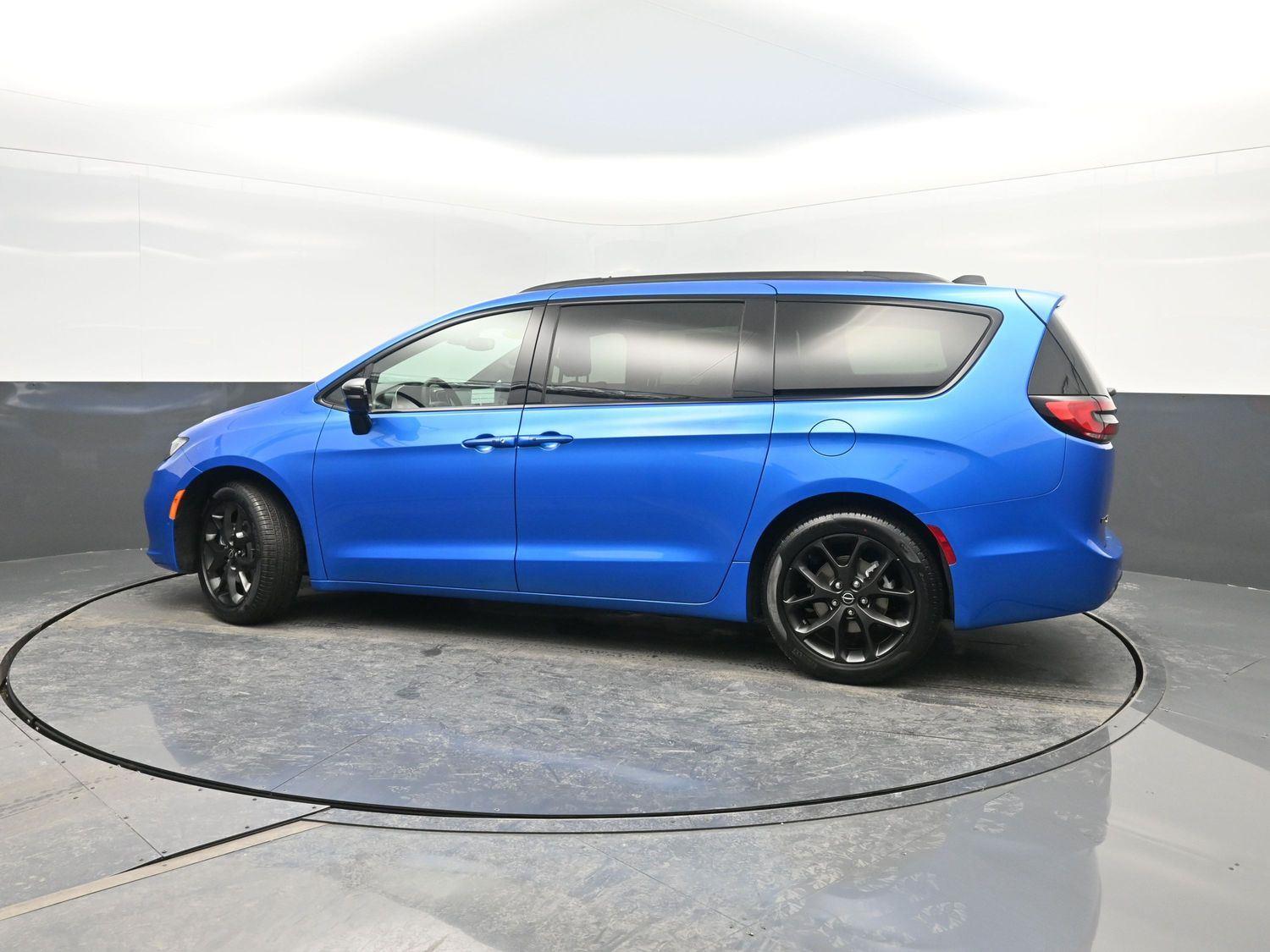 New 2026 Hydro Blue Pearlcoat Chrysler Select image 38