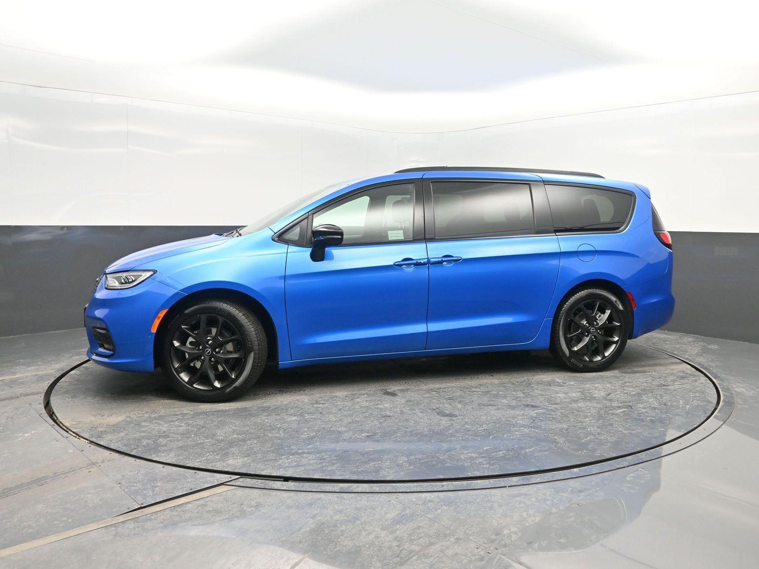 New 2026 Hydro Blue Pearlcoat Chrysler Select image 39