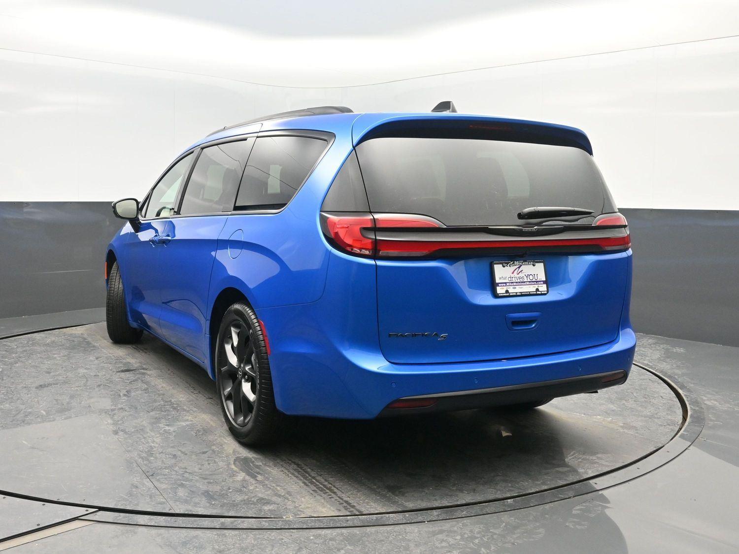 New 2026 Hydro Blue Pearlcoat Chrysler Select image 41