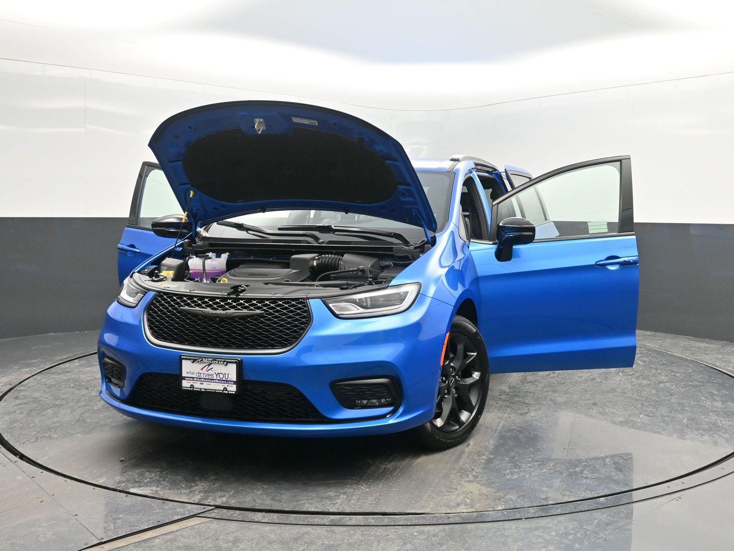 New 2026 Hydro Blue Pearlcoat Chrysler Select image 46