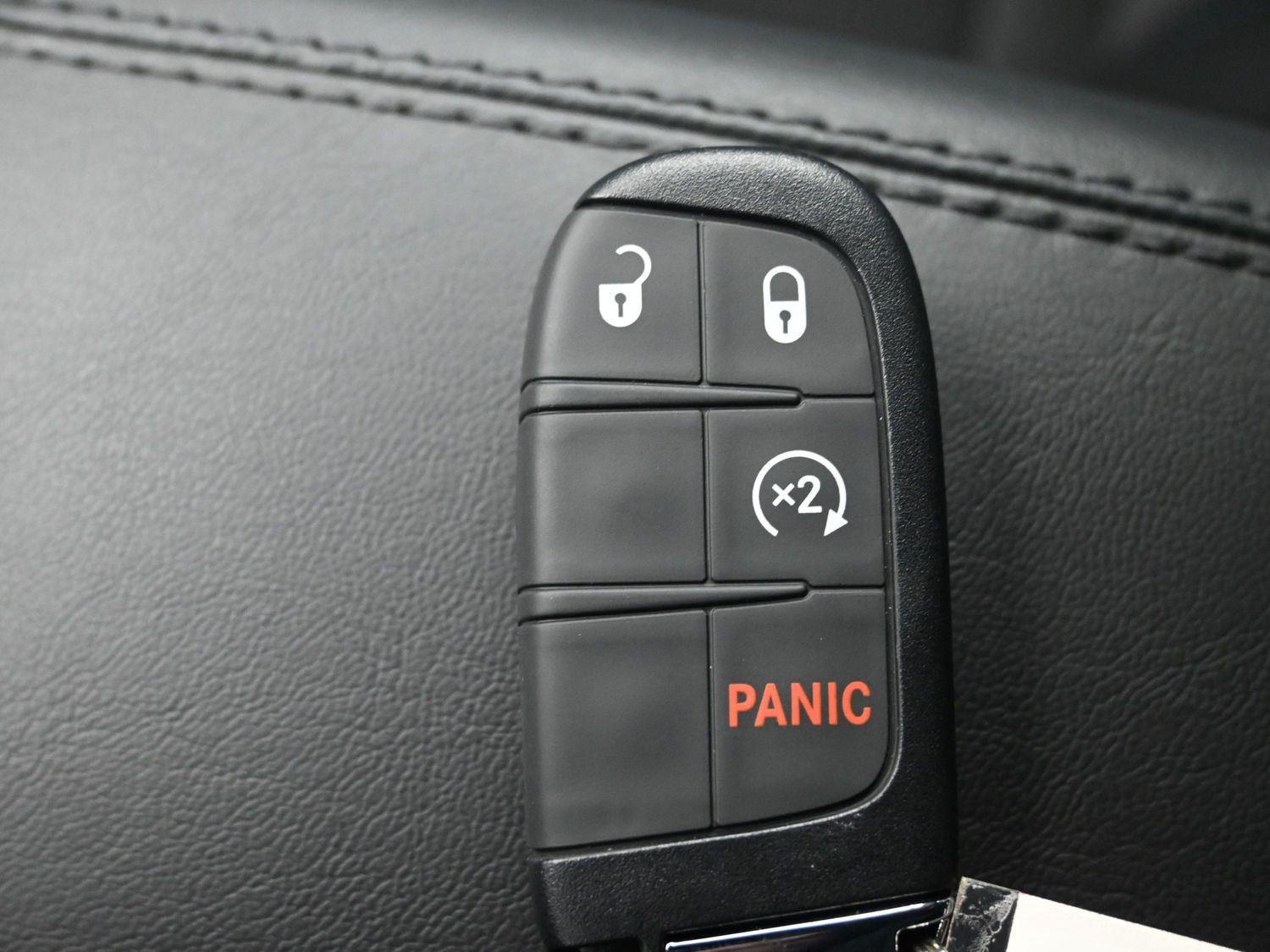 New 2026 Red Hot Pearlcoat Jeep Latitude image 25