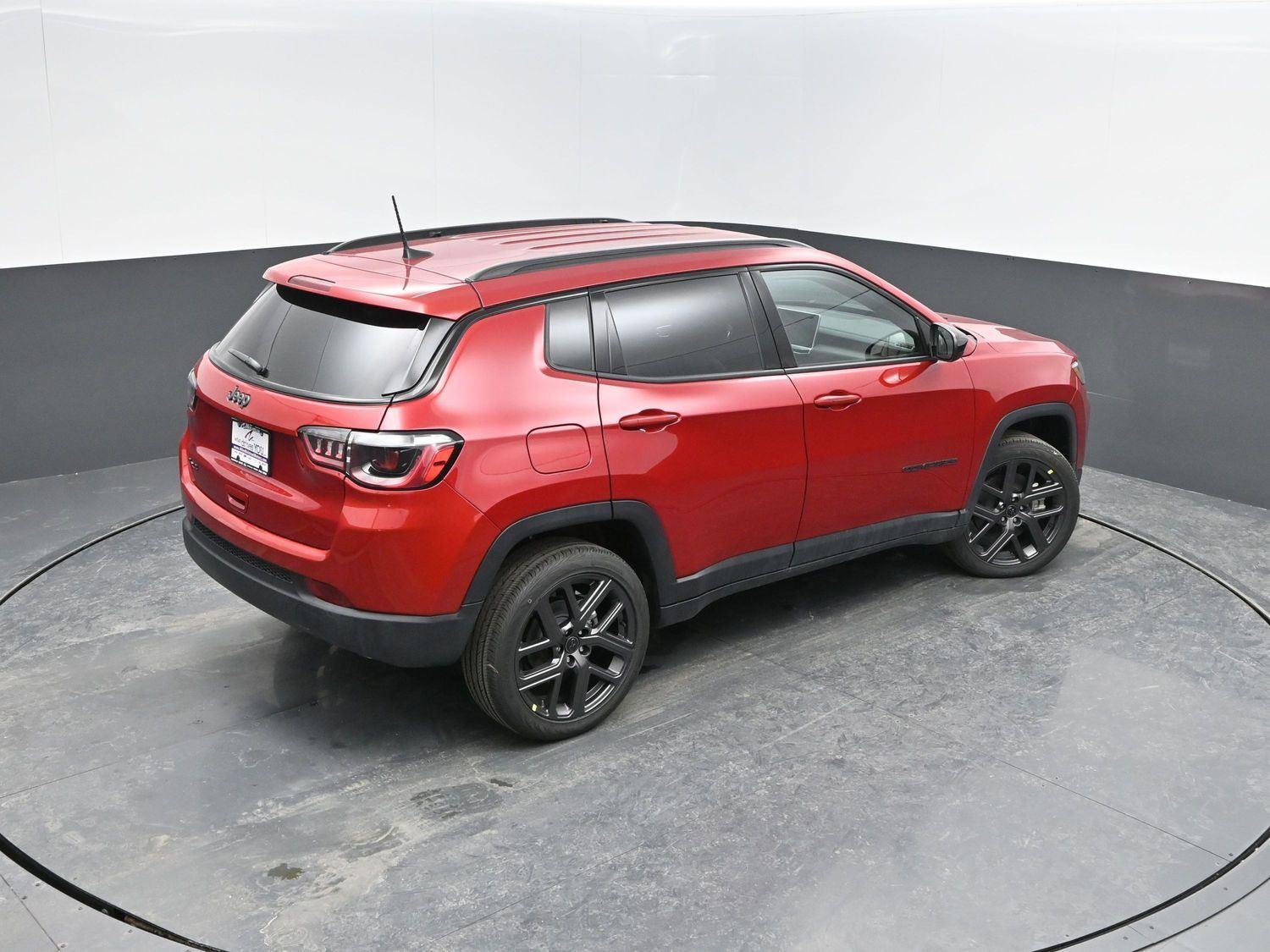 New 2026 Red Hot Pearlcoat Jeep Latitude image 31