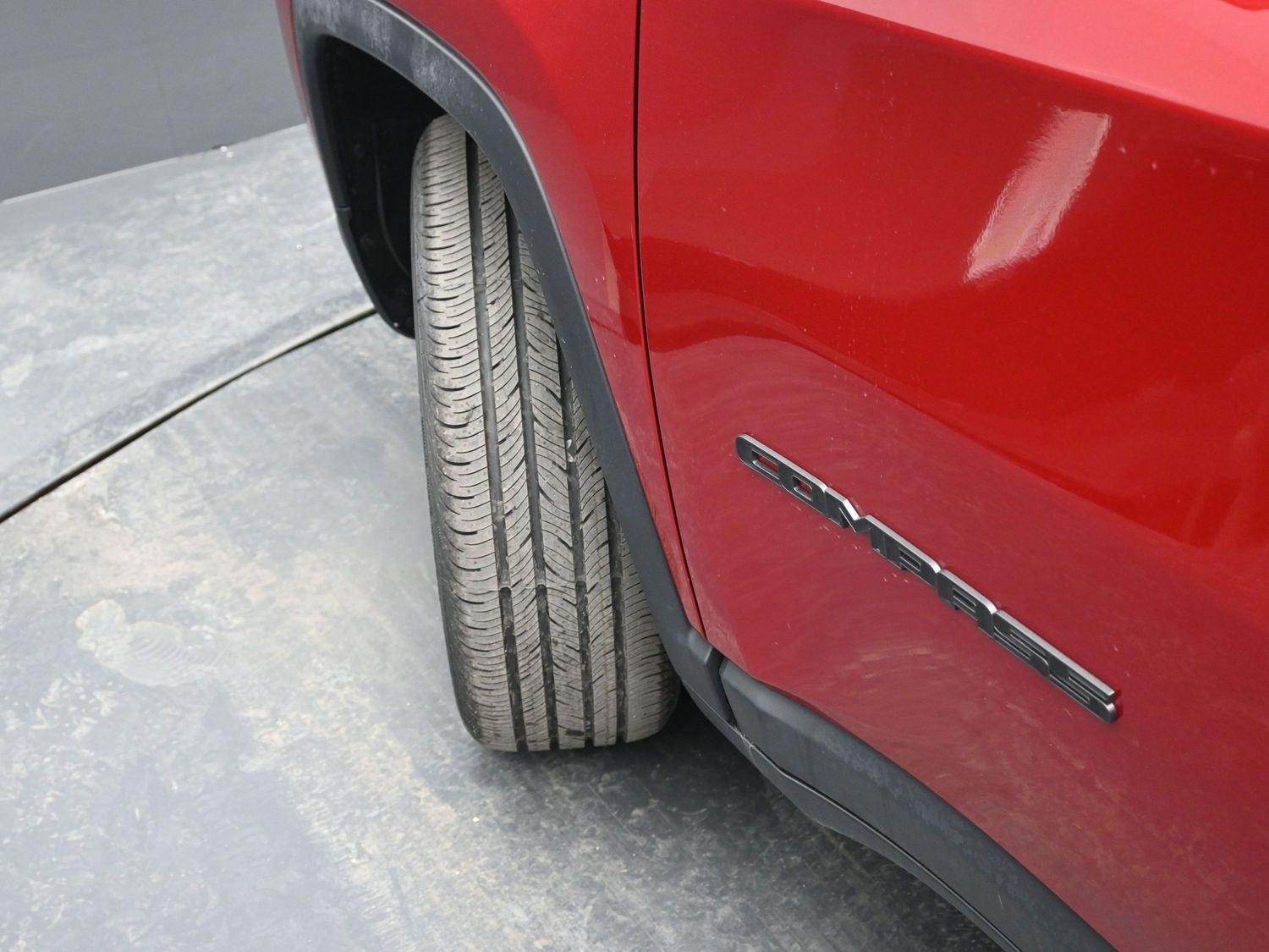 New 2026 Red Hot Pearlcoat Jeep Latitude image 5