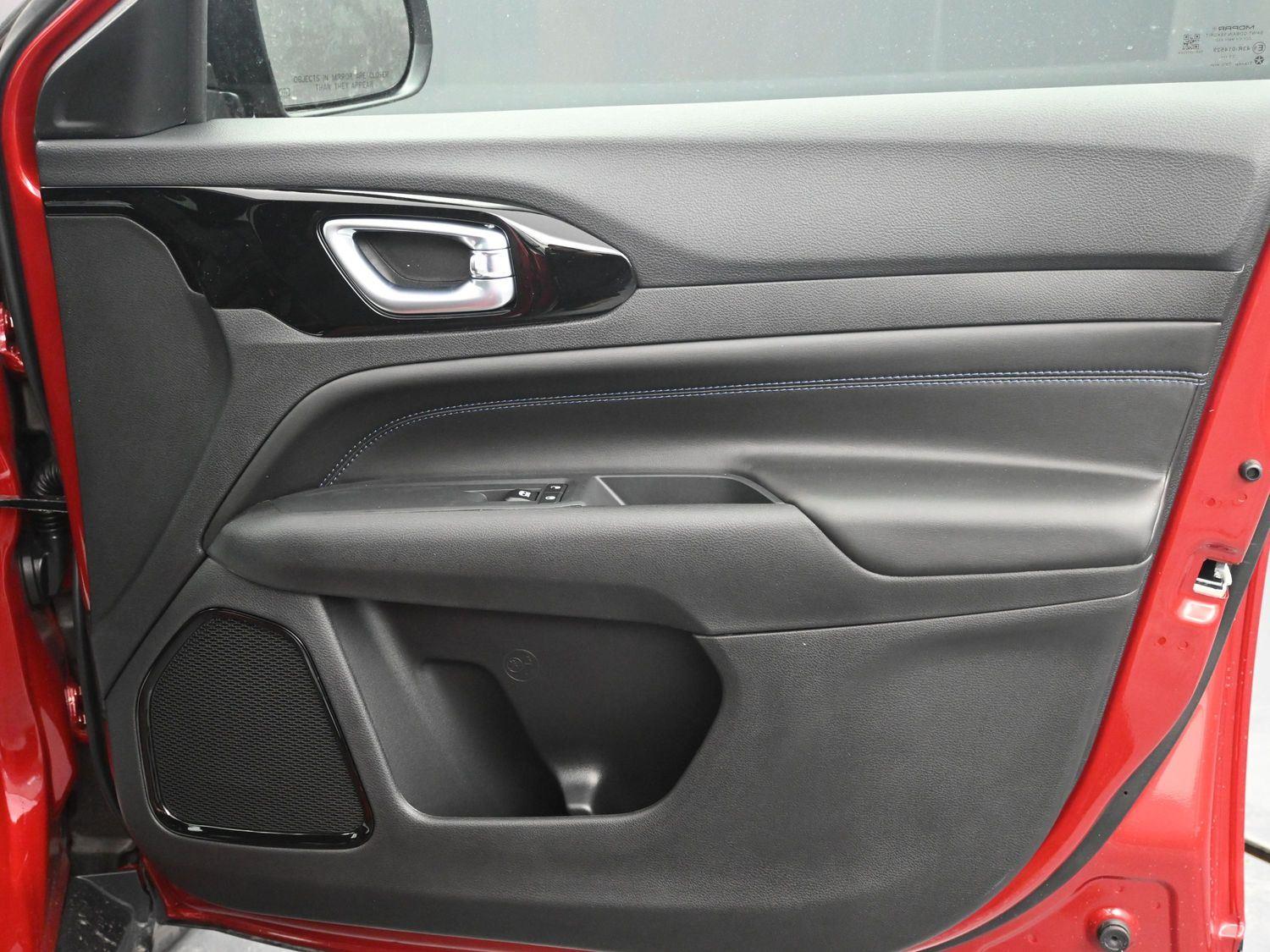 New 2026 Red Hot Pearlcoat Jeep Latitude image 9