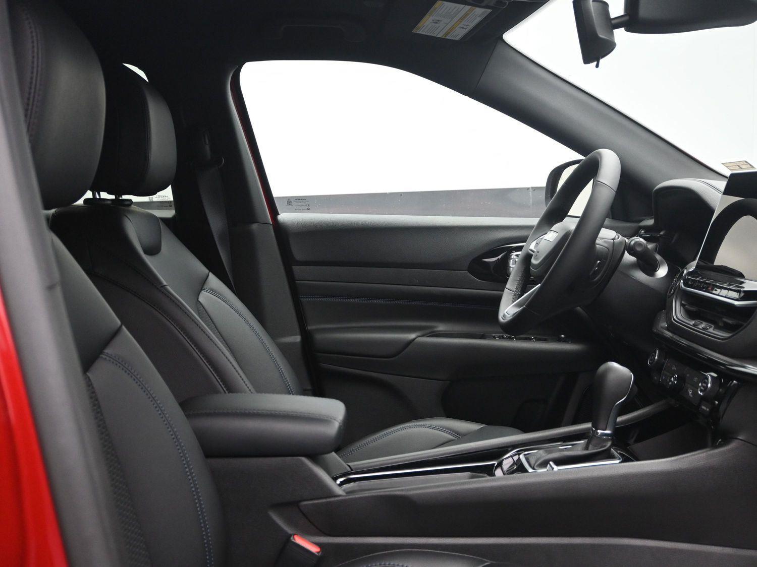 New 2026 Red Hot Pearlcoat Jeep Latitude image 10