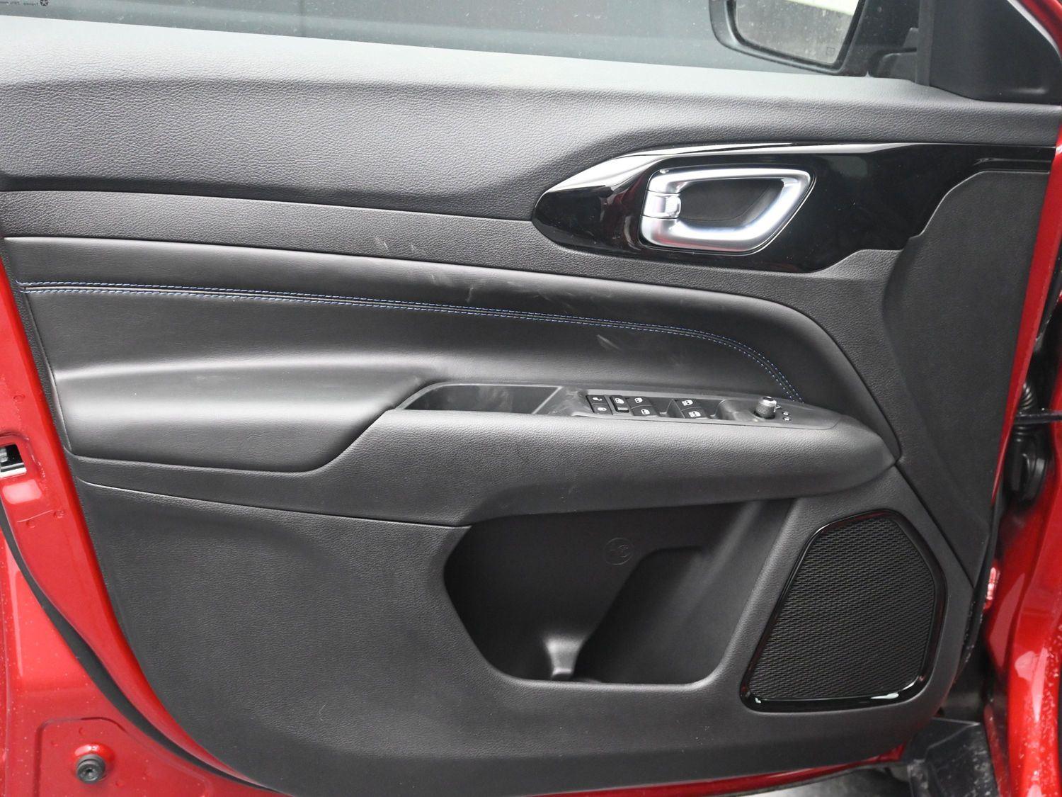 New 2026 Red Hot Pearlcoat Jeep Latitude image 16