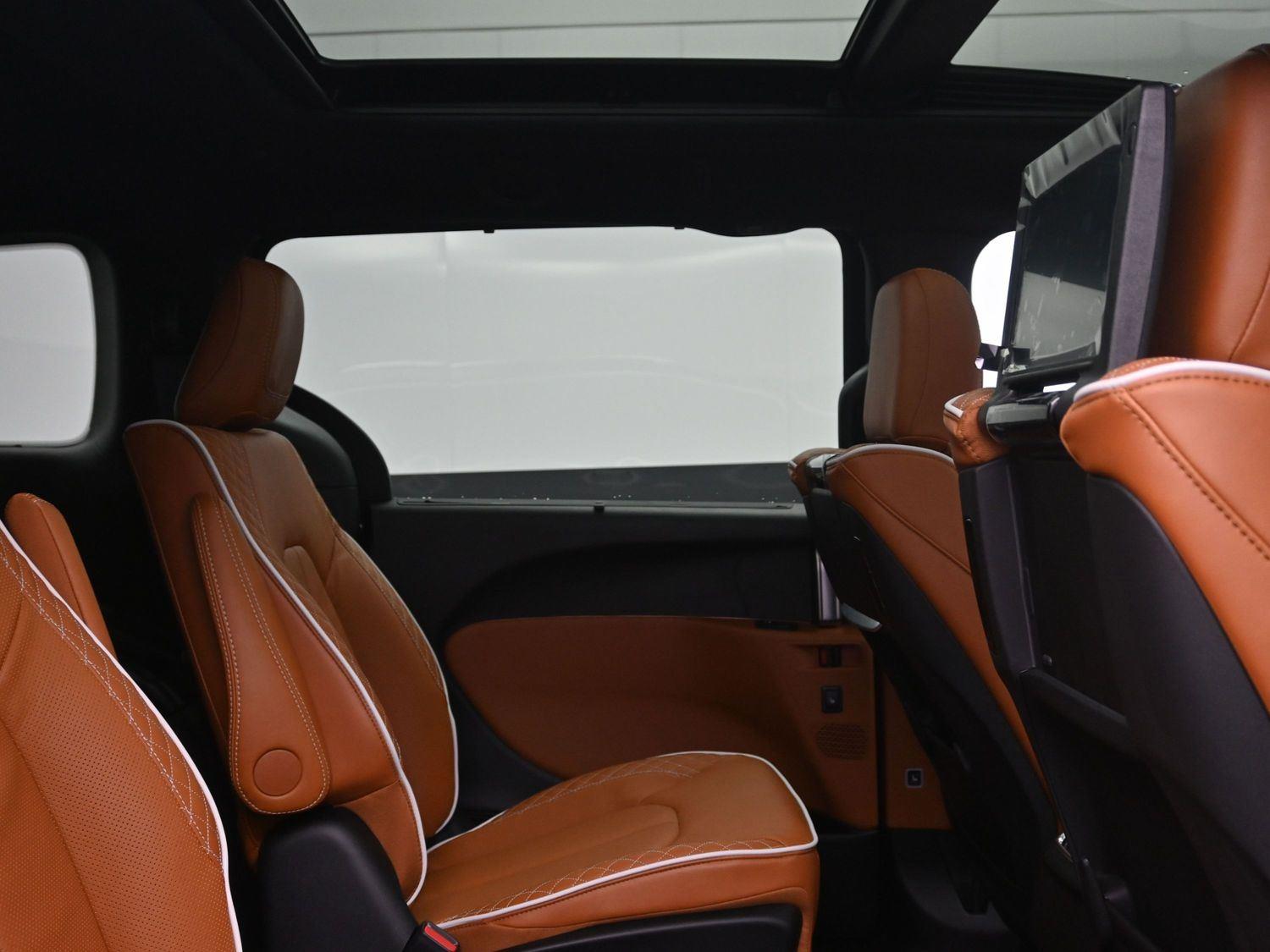 New 2026 Diamond Black Crystal Pearlcoat Chrysler Pinnacle image 14