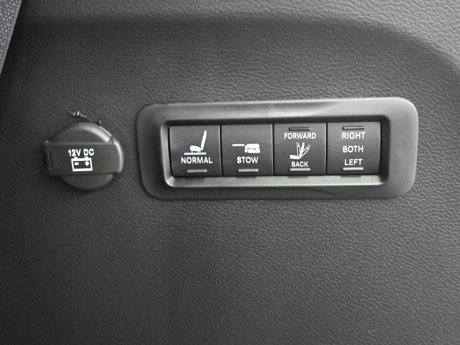 New 2026 Diamond Black Crystal Pearlcoat Chrysler Pinnacle image 19