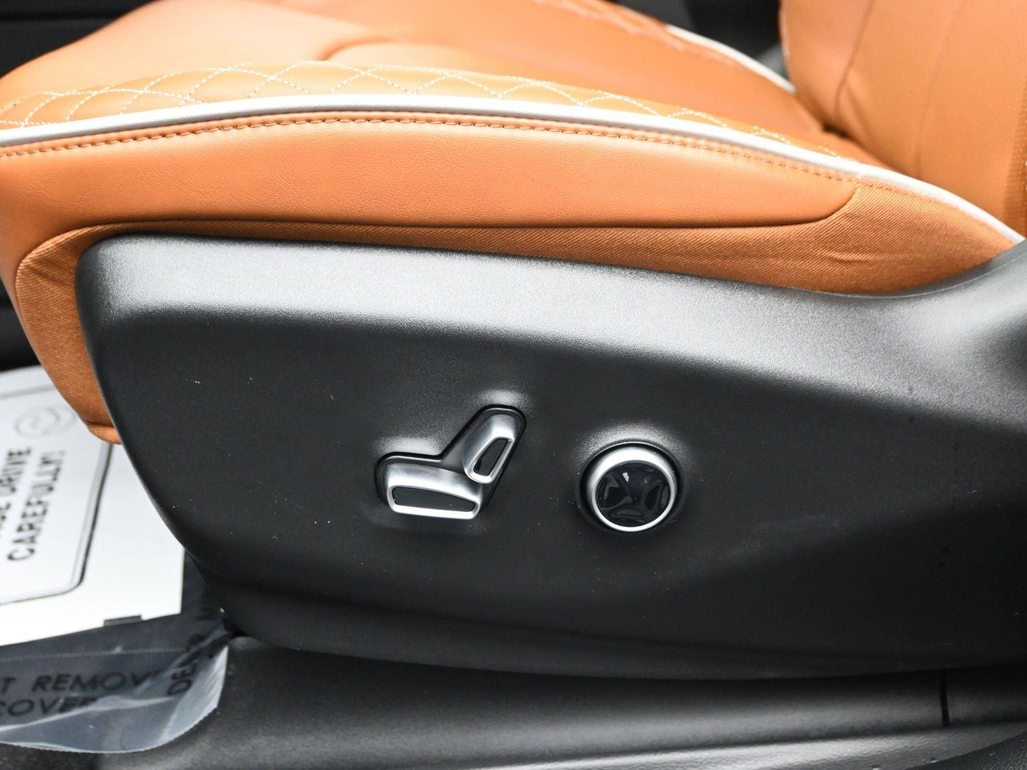 New 2026 Diamond Black Crystal Pearlcoat Chrysler Pinnacle image 23