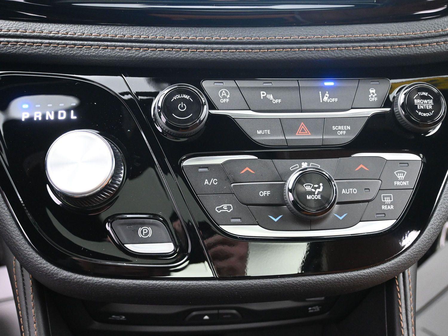 New 2026 Diamond Black Crystal Pearlcoat Chrysler Pinnacle image 32