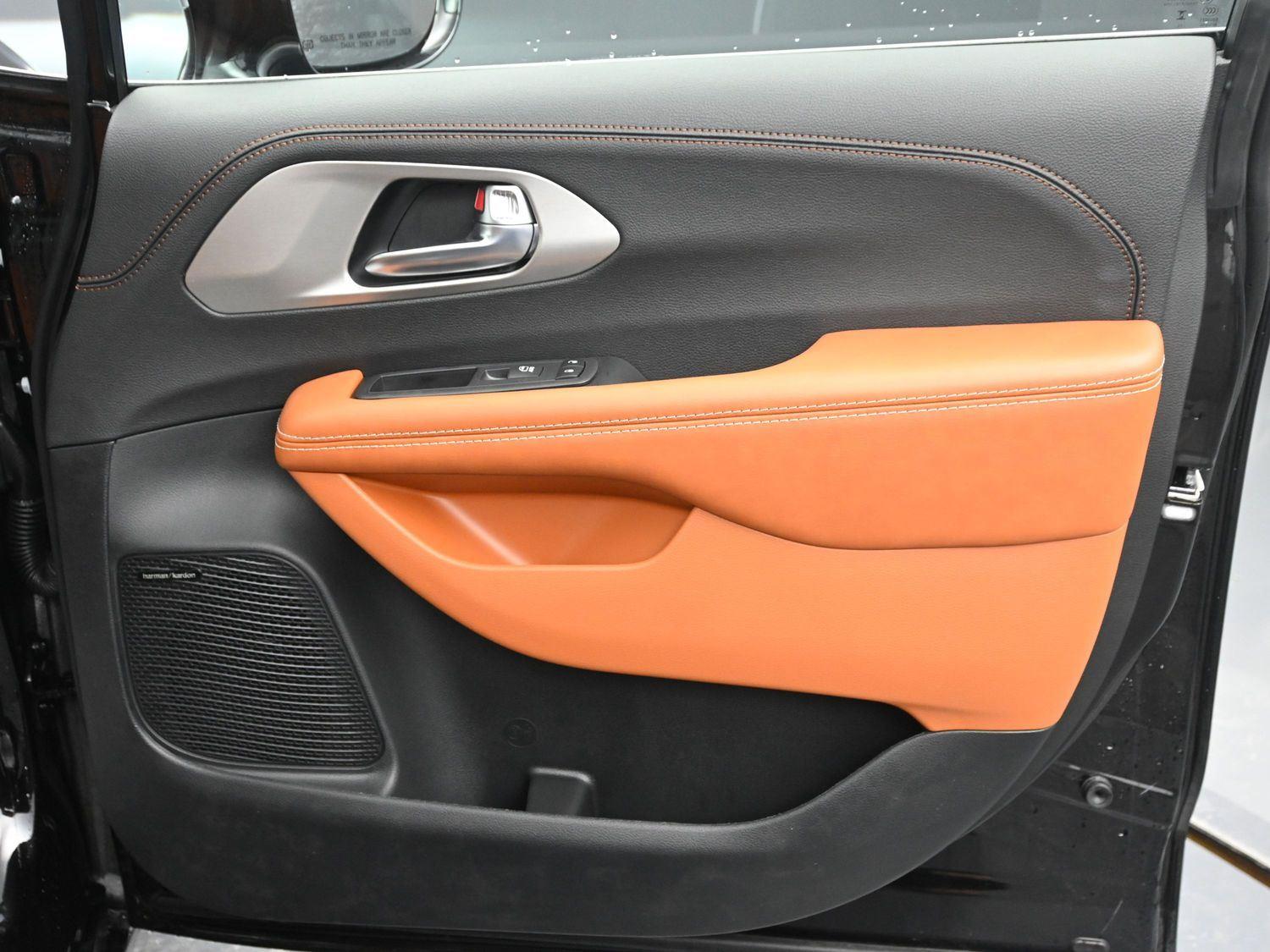 New 2026 Diamond Black Crystal Pearlcoat Chrysler Pinnacle image 8