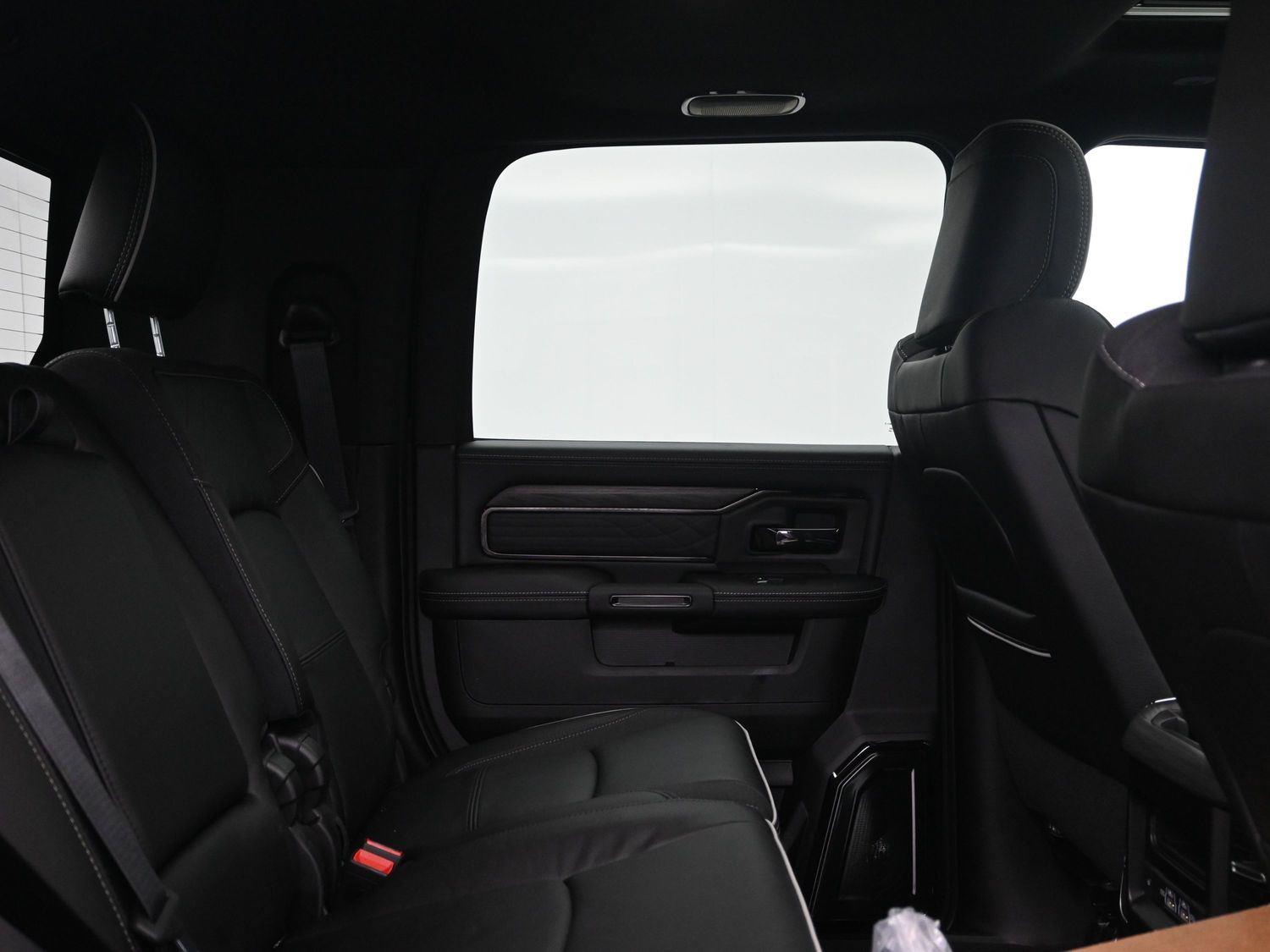 New 2026 Diamond Black Crystal Pearlcoat Ram Limited image 15