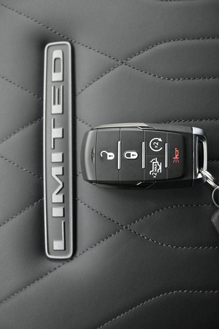 New 2026 Diamond Black Crystal Pearlcoat Ram Limited image 39