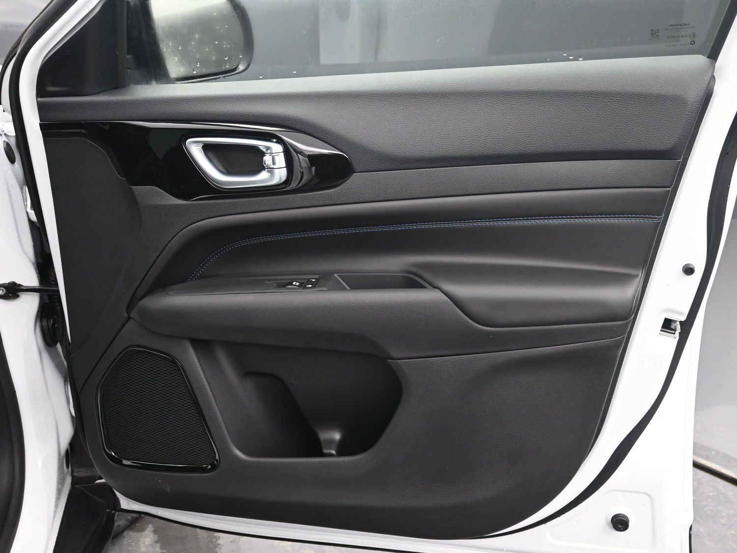 New 2026 Bright White Clearcoat Jeep Latitude image 8